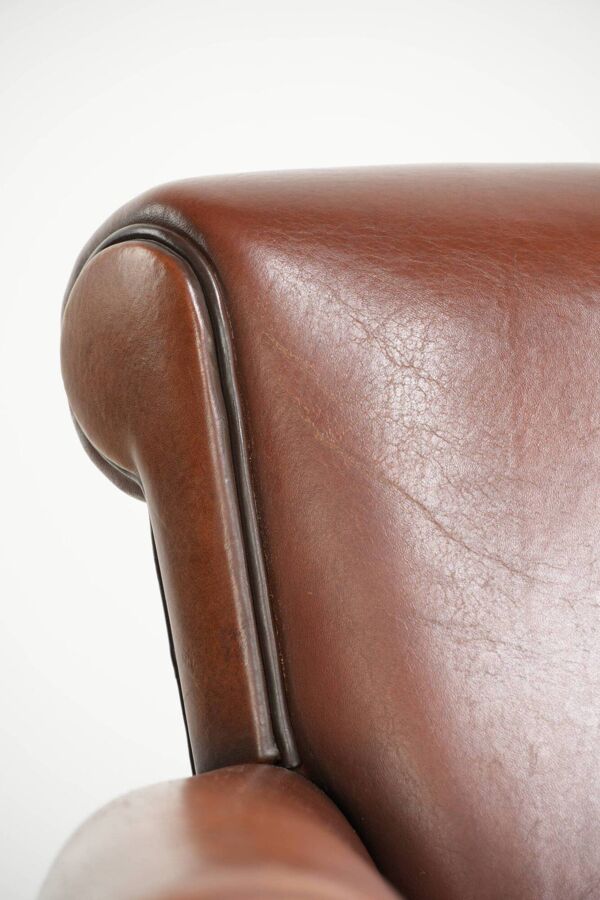 Fauteuil intemporel en cuir de peau de mouton au style anglais.