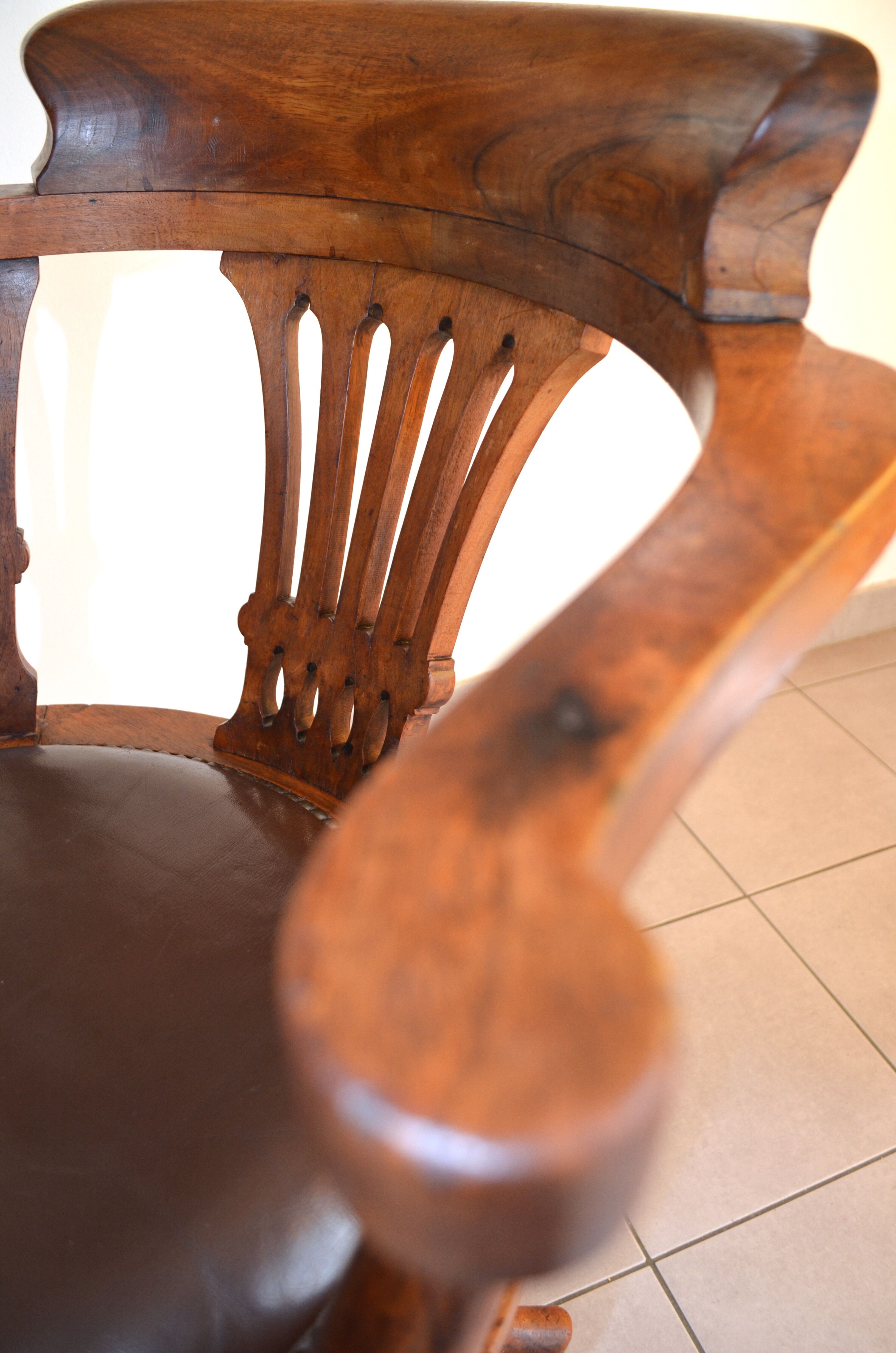 Swivel american office armchair