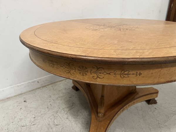 Table a manger de style Charles X en placage de bois d'érable XX siècle