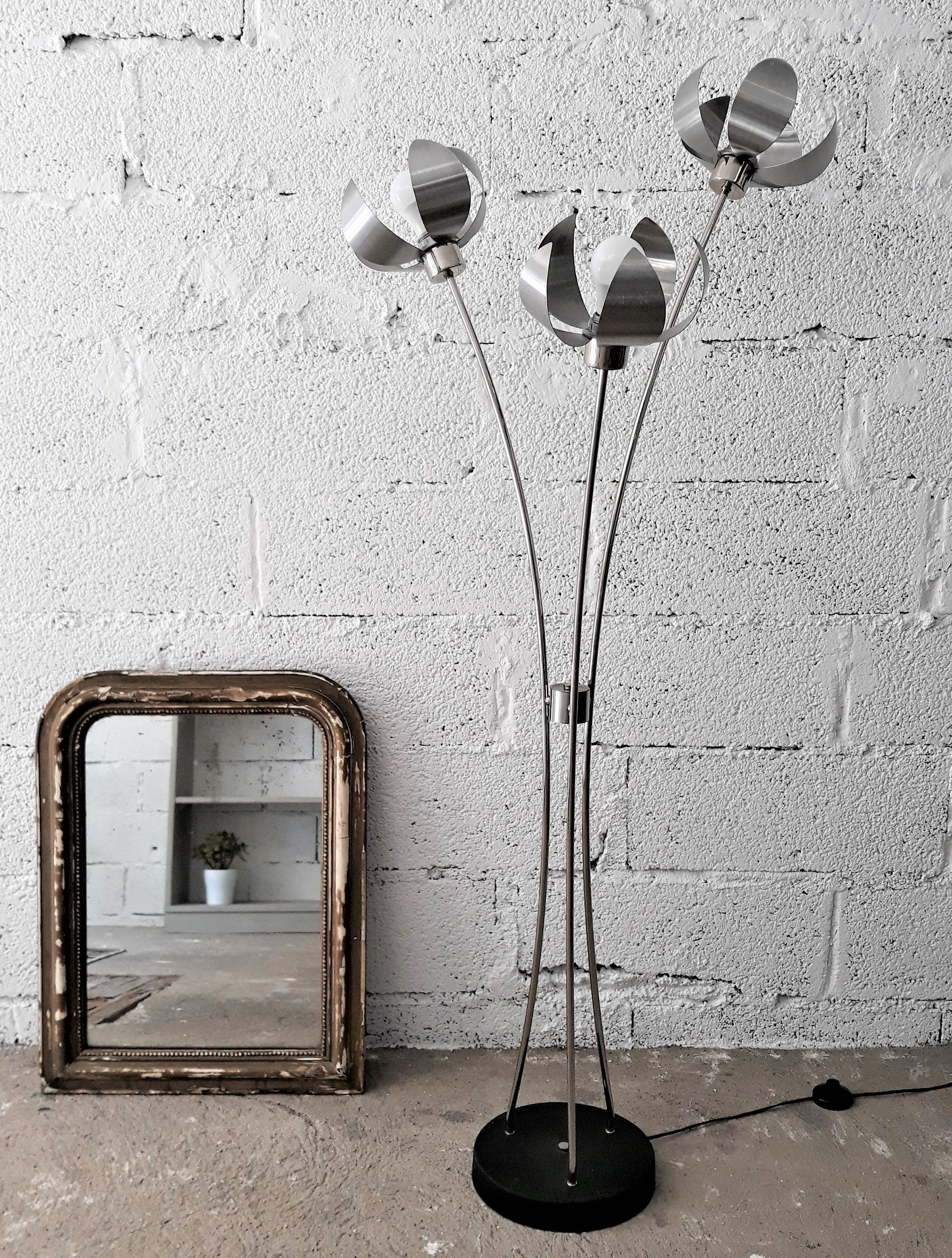 Large lamp on foot / Lamplamp flowers stainless and chrome / Vintage 1960 - 1970