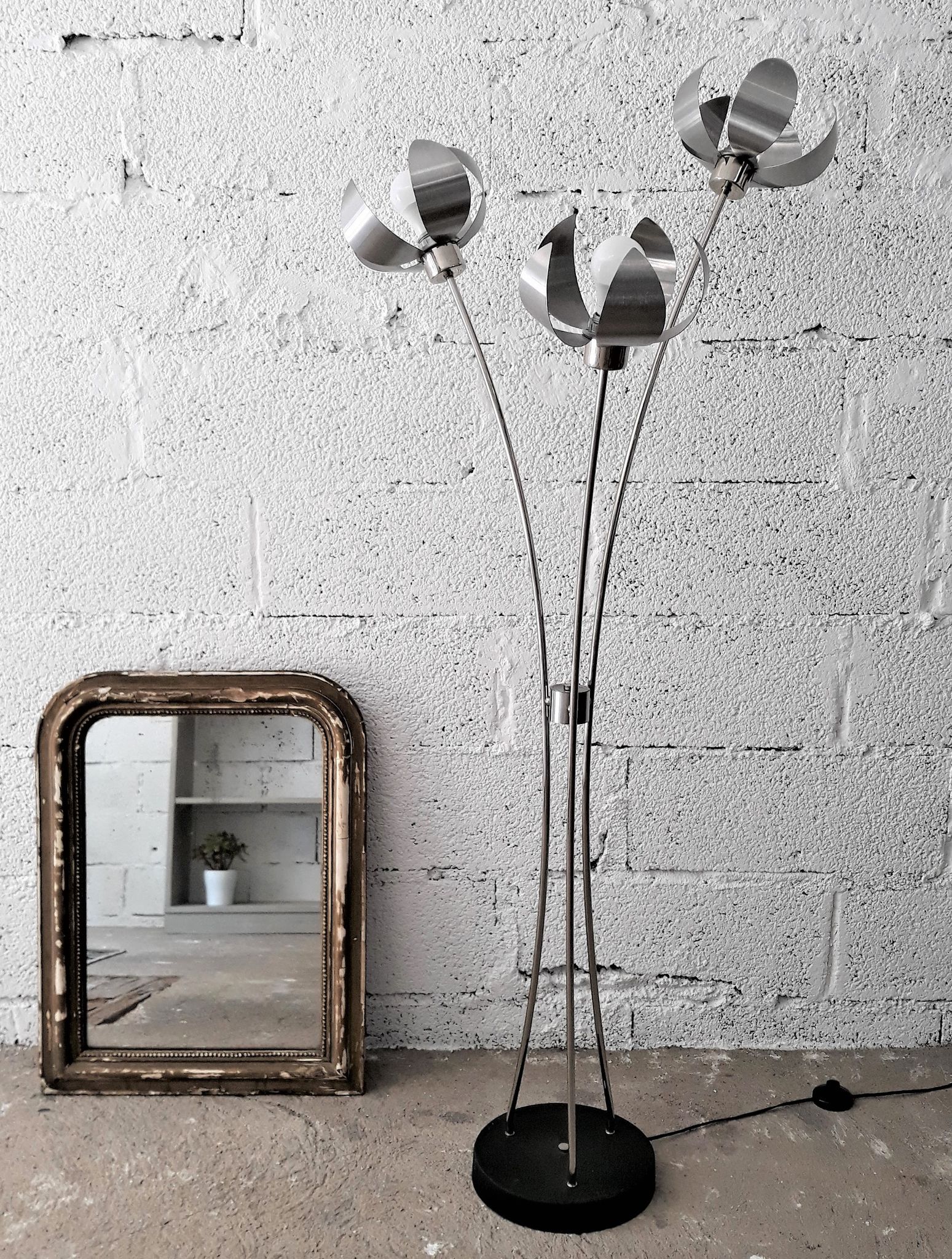 Large lamp on foot / Lamplamp flowers stainless and chrome / Vintage 1960 - 1970