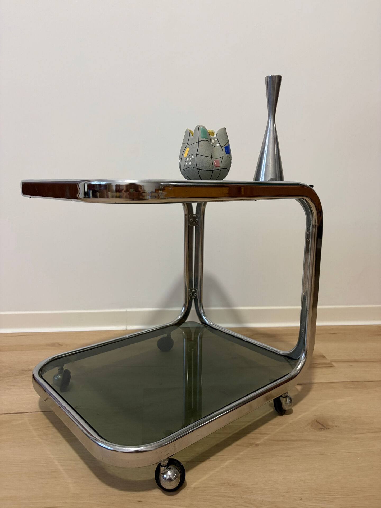 Chrome/glass smoke design Space Age dessert table