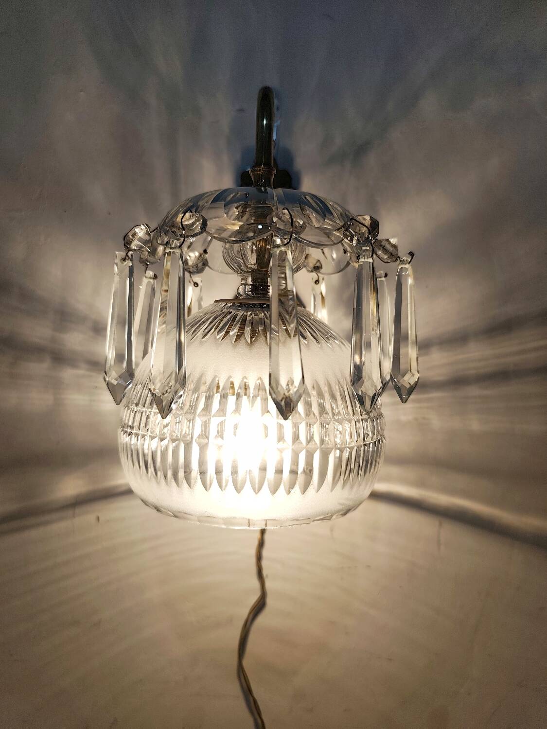Aplique de pared de cristal. España, 1950s.