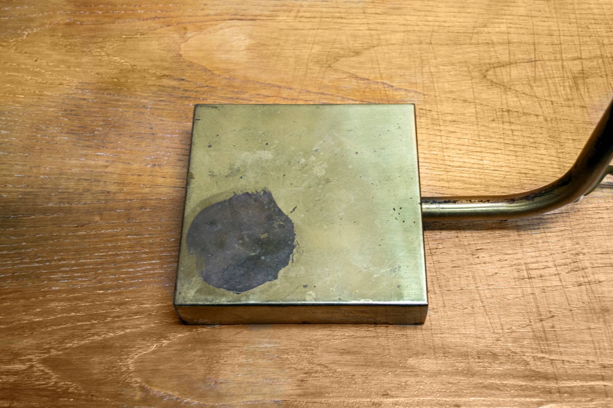 Lampada da scrivania in ottone anni '70