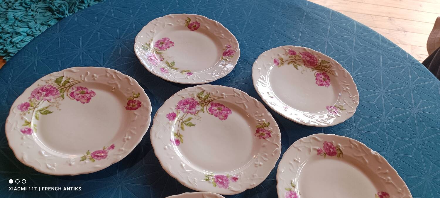 6 assiettes à dessert en faïence ouvragée , 1960's, travail français .