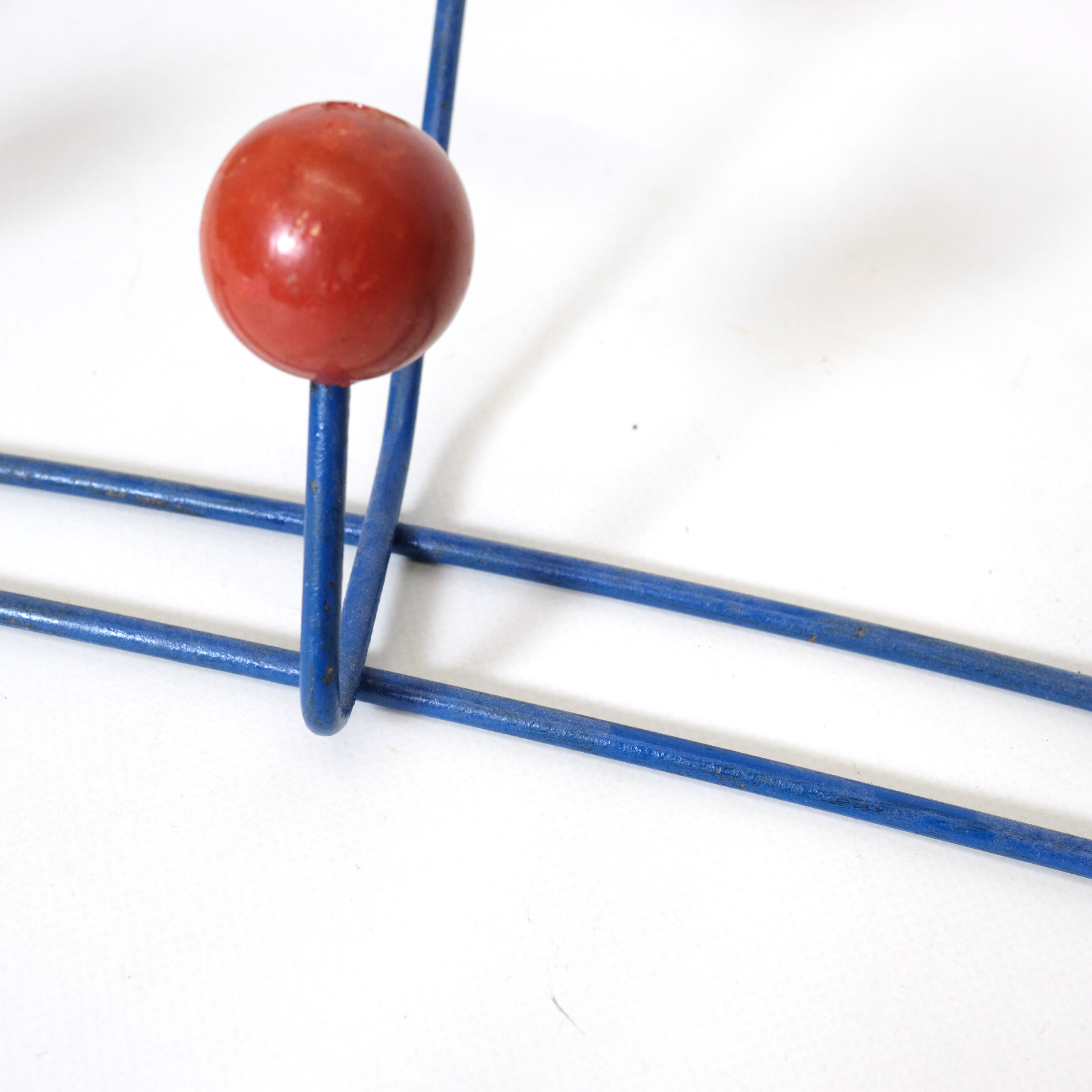 Multicolored coat rack in wood and metal