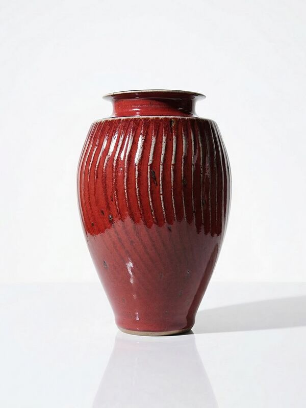 Vase en grès émaillé sang-de-bœuf à côtes, travail d’atelier XXe