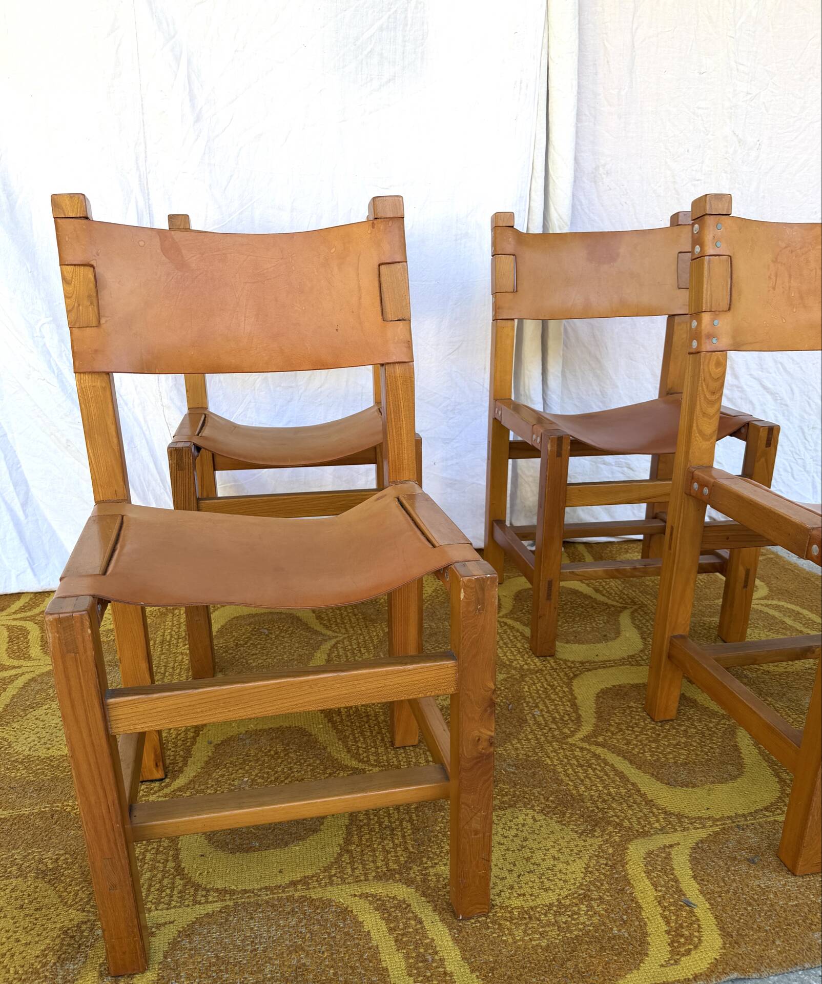 Set of 4 chairs Maison Regain in leather and solid elm.