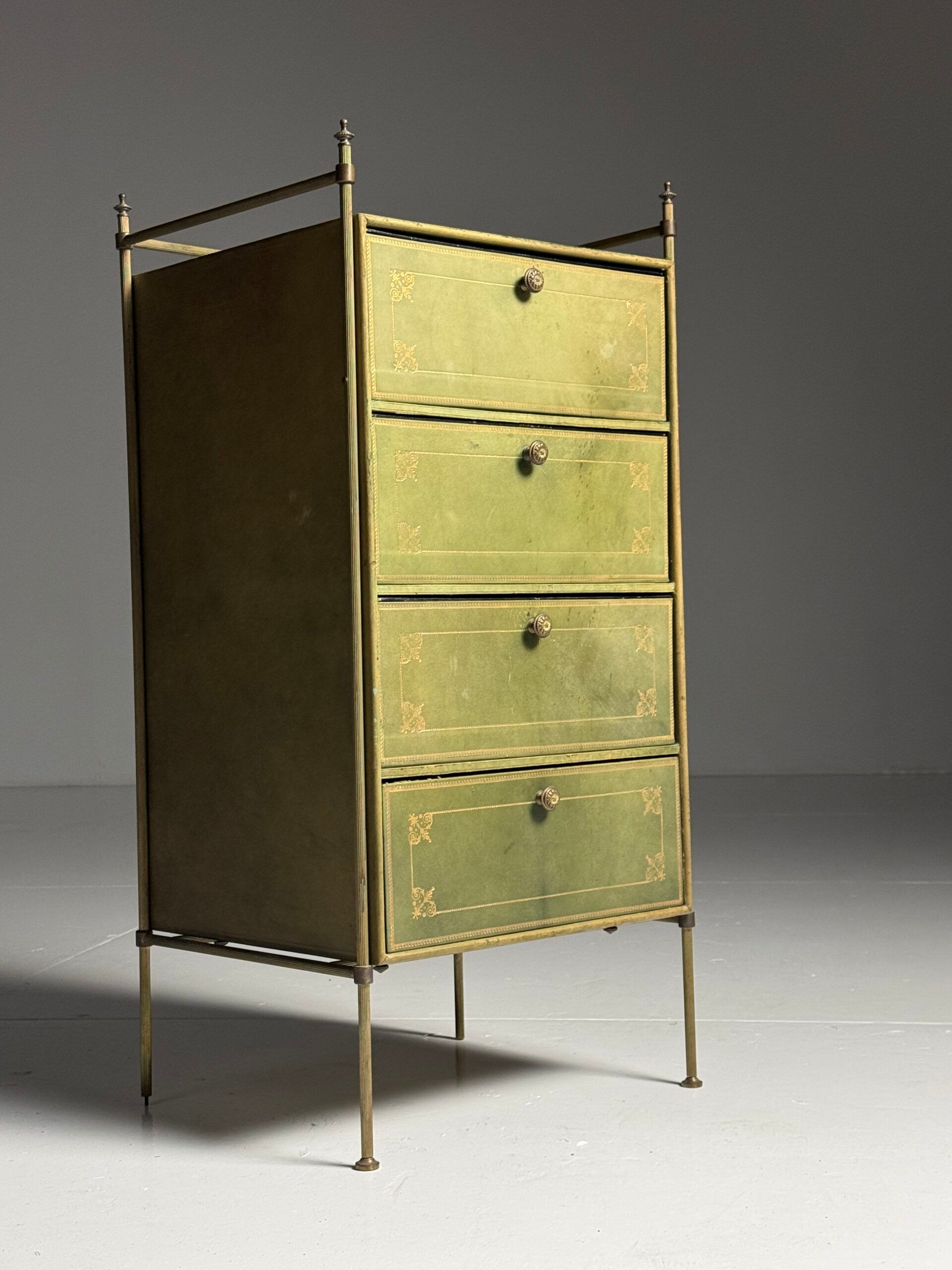 Commode en cuir vers 1960