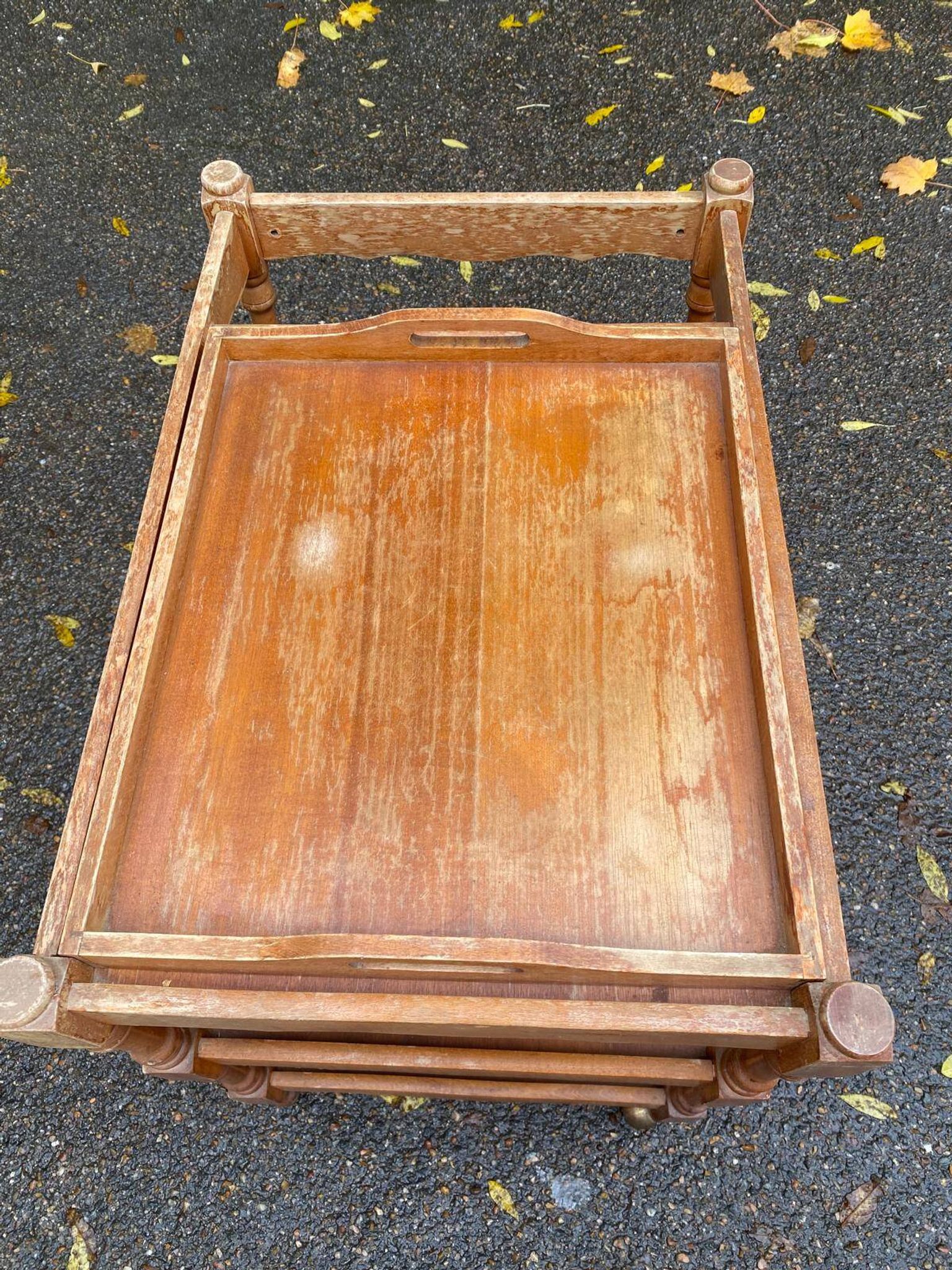 Serving cart/dessert bar trolley on wheels with removable tray