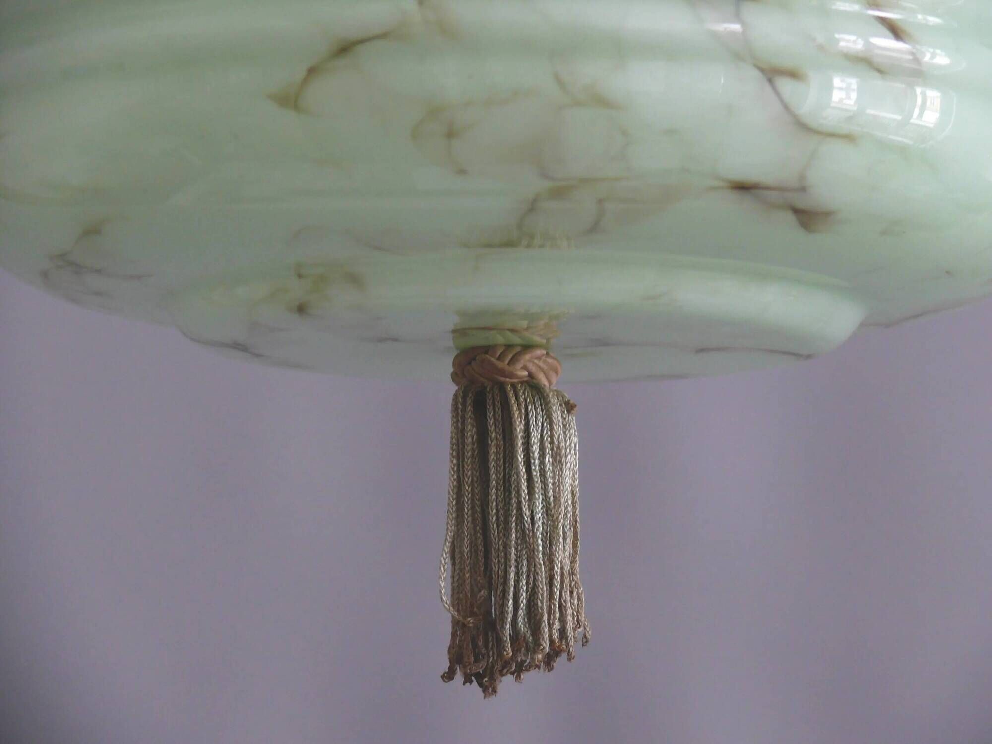Lampe à pendentif Art Déco avec suspension en laiton et abat-jour en verre marbré.