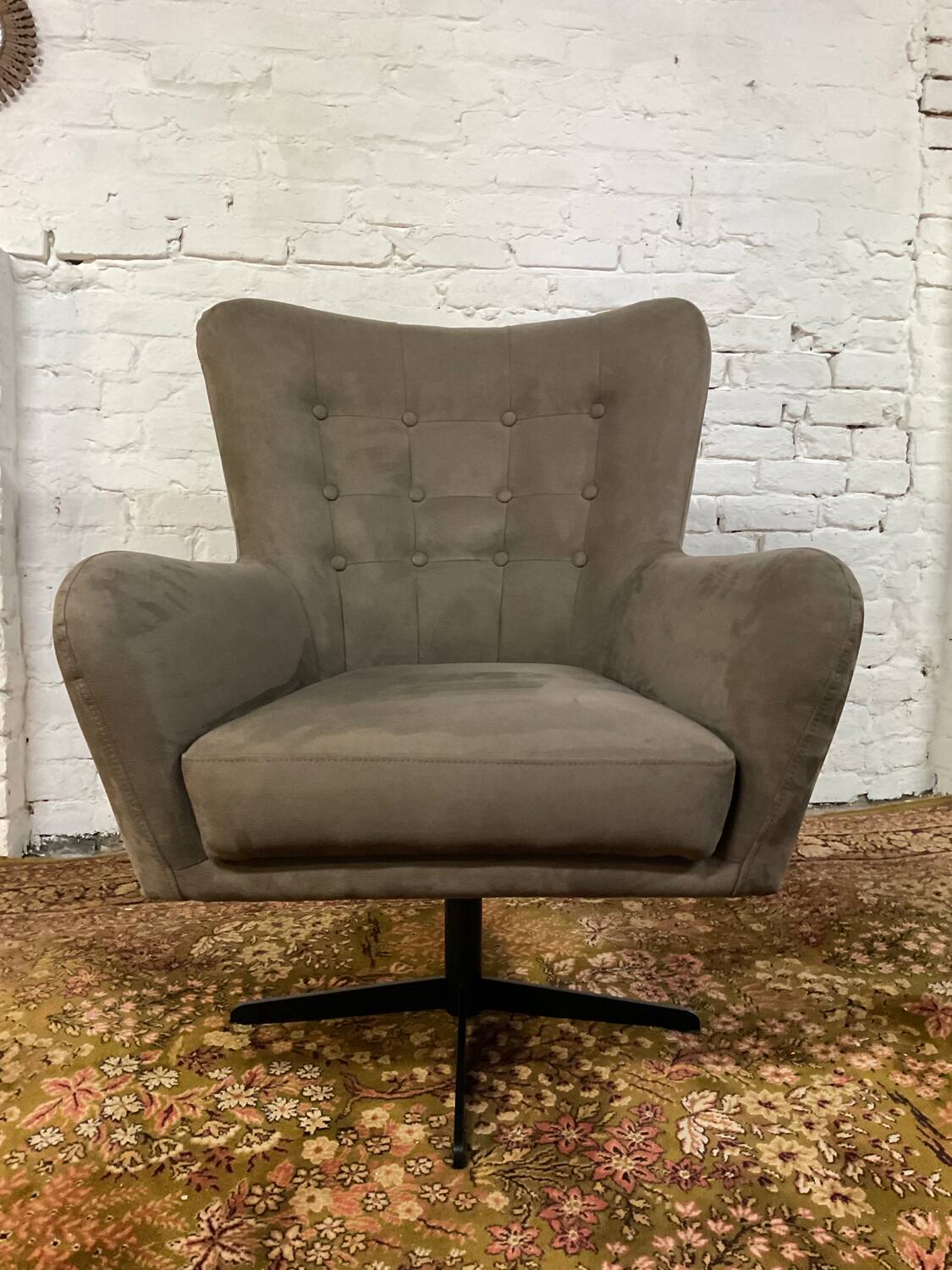 Swivel armchair in velvet fabric and metal