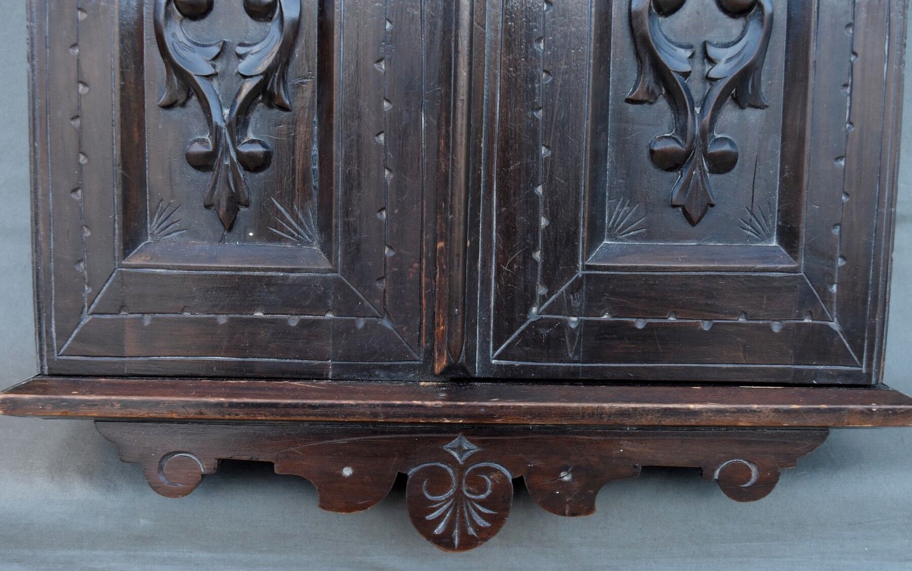 Armoire murale de rangement rustique France bois sculpté wood carved Selency