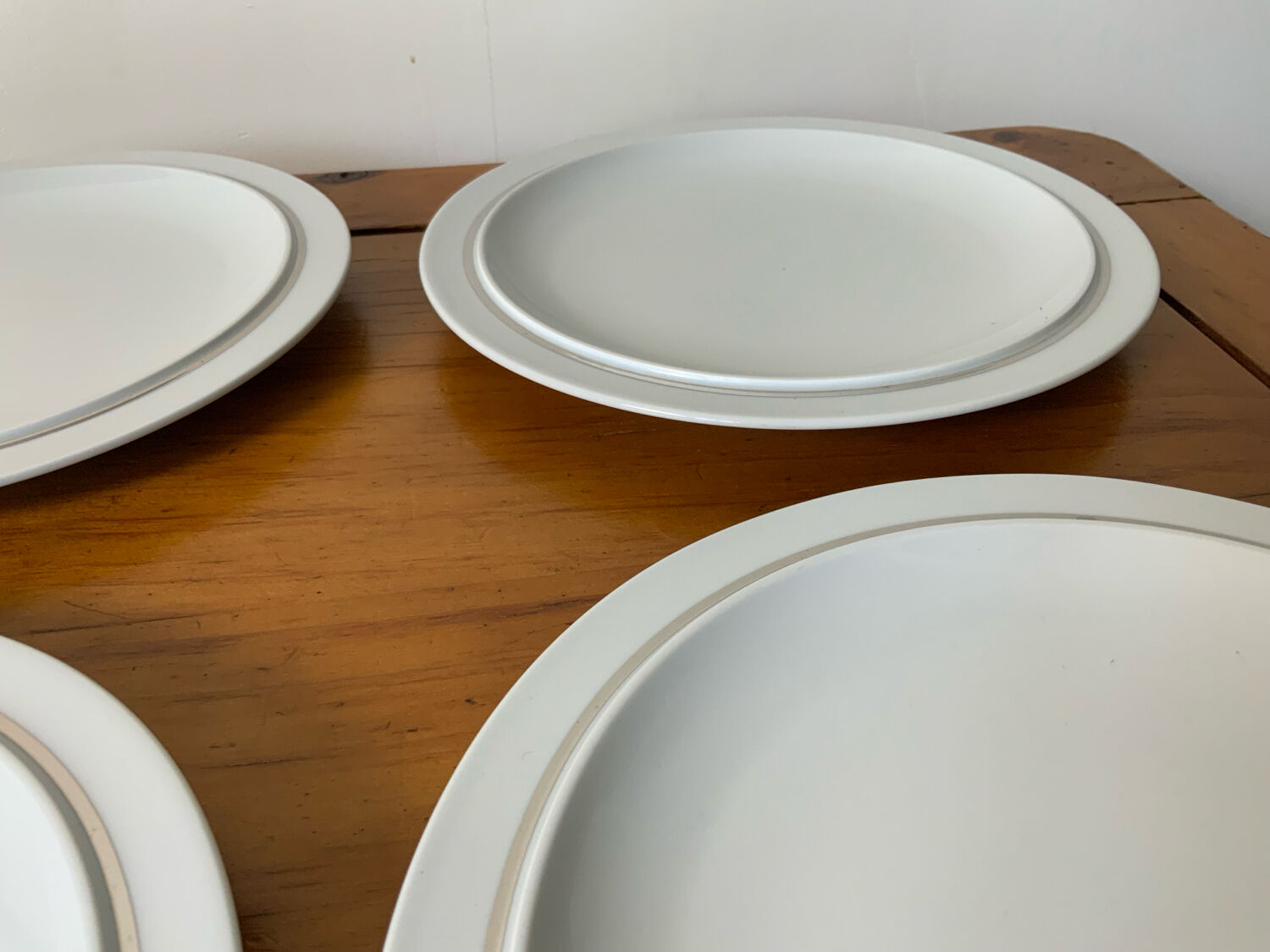 White and silver plates