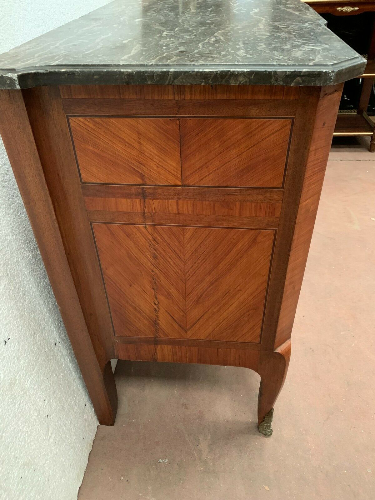 Transition style chest of drawers in rosewood and amaranth veneer, 20th century