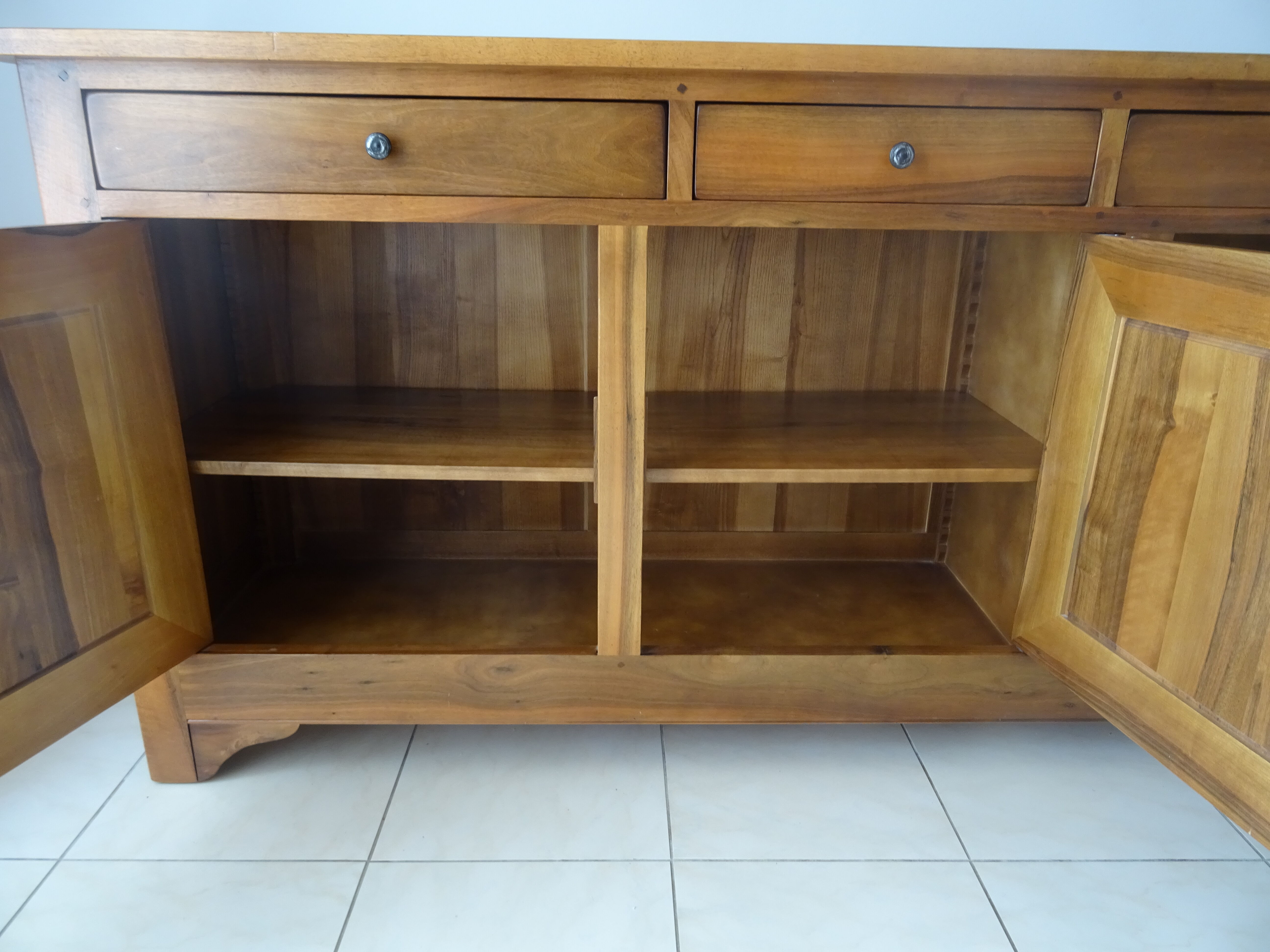 Very much in solid walnut, 3 doors.