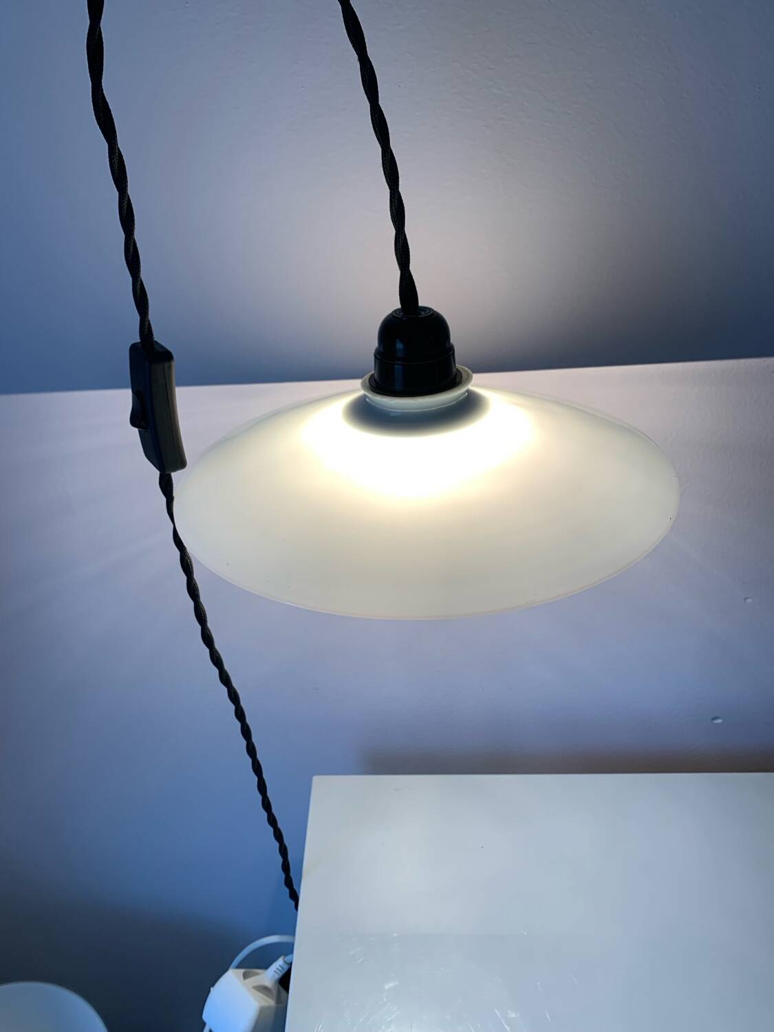 Paire de suspensions vintage en opaline blanche