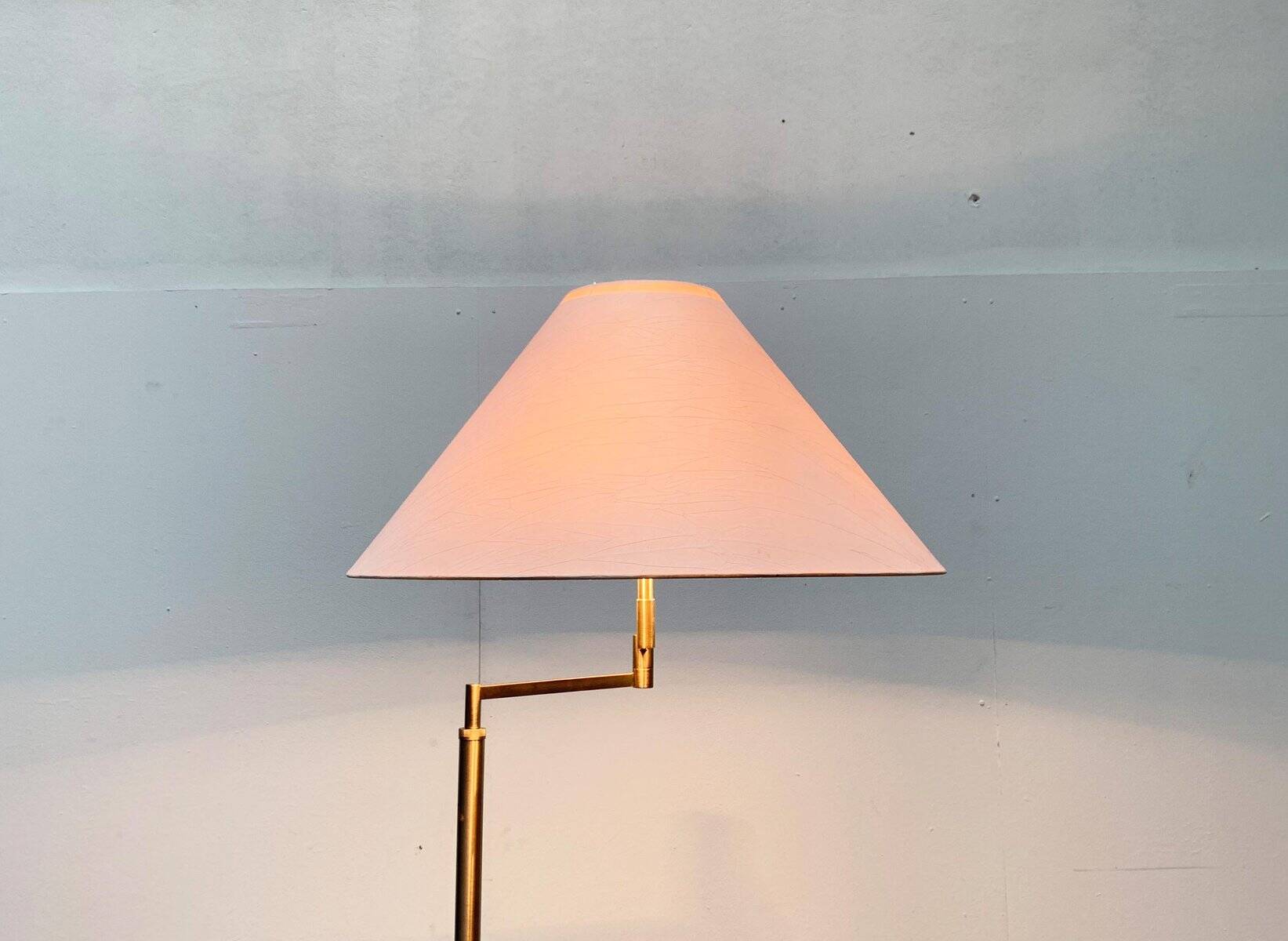 Adjustable floor lamp