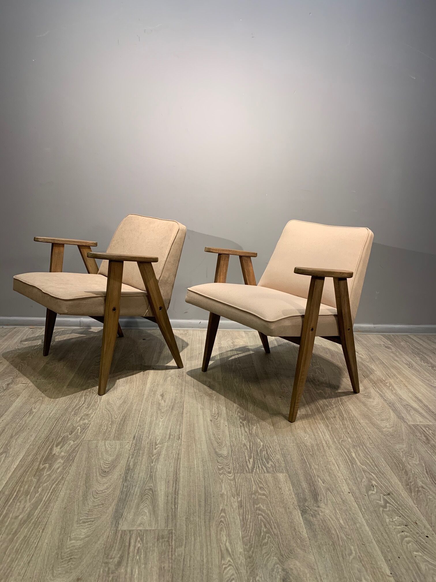 Paire de fauteuils 366, conçus par J. Chierowski