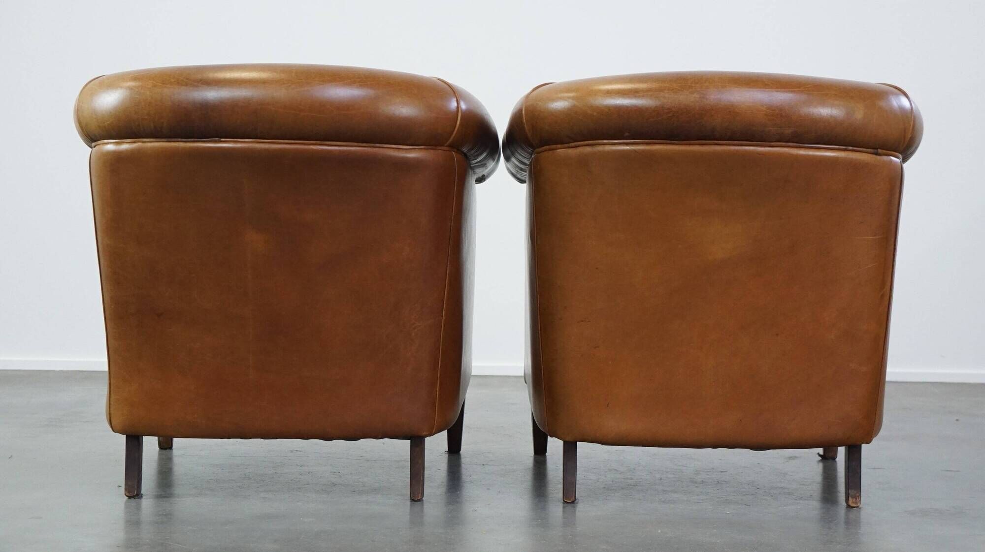 Set of 2 very comfortable light cognac-colored leather club armchairs in English style