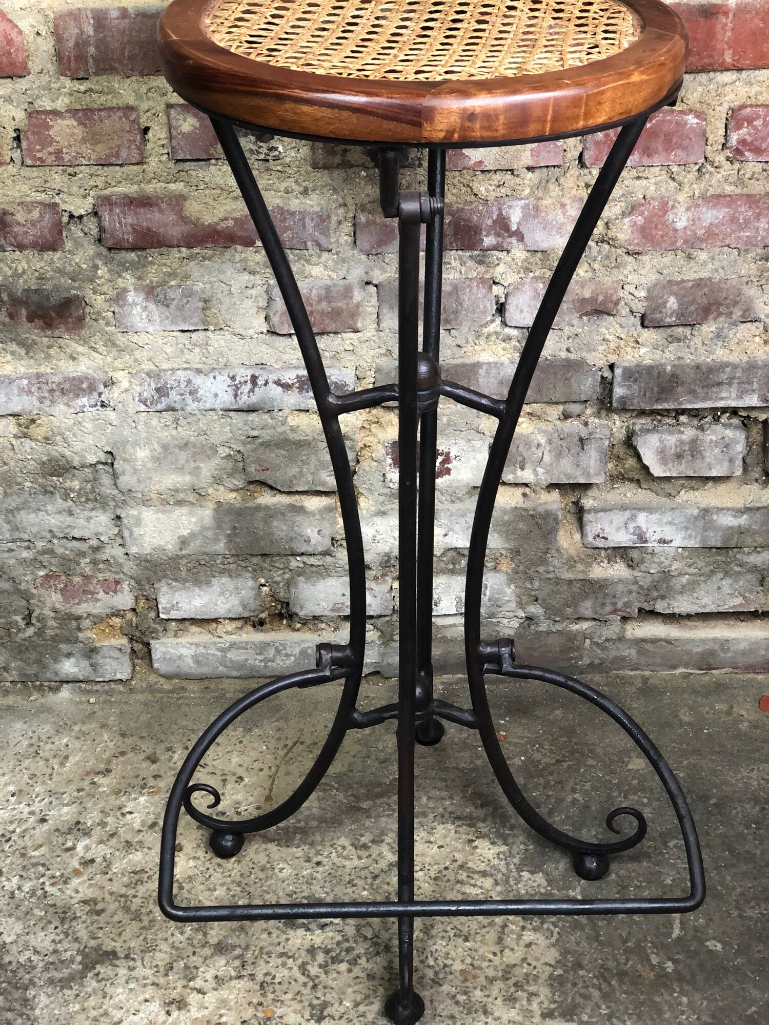 Bar chairs/stool (4) made of wood and wrought iron canned seats