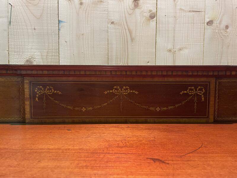 Library - English marquetry display case "Maple & Compagnie Londres"