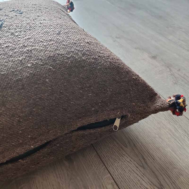 Coussin marocain marron à pompon en coton