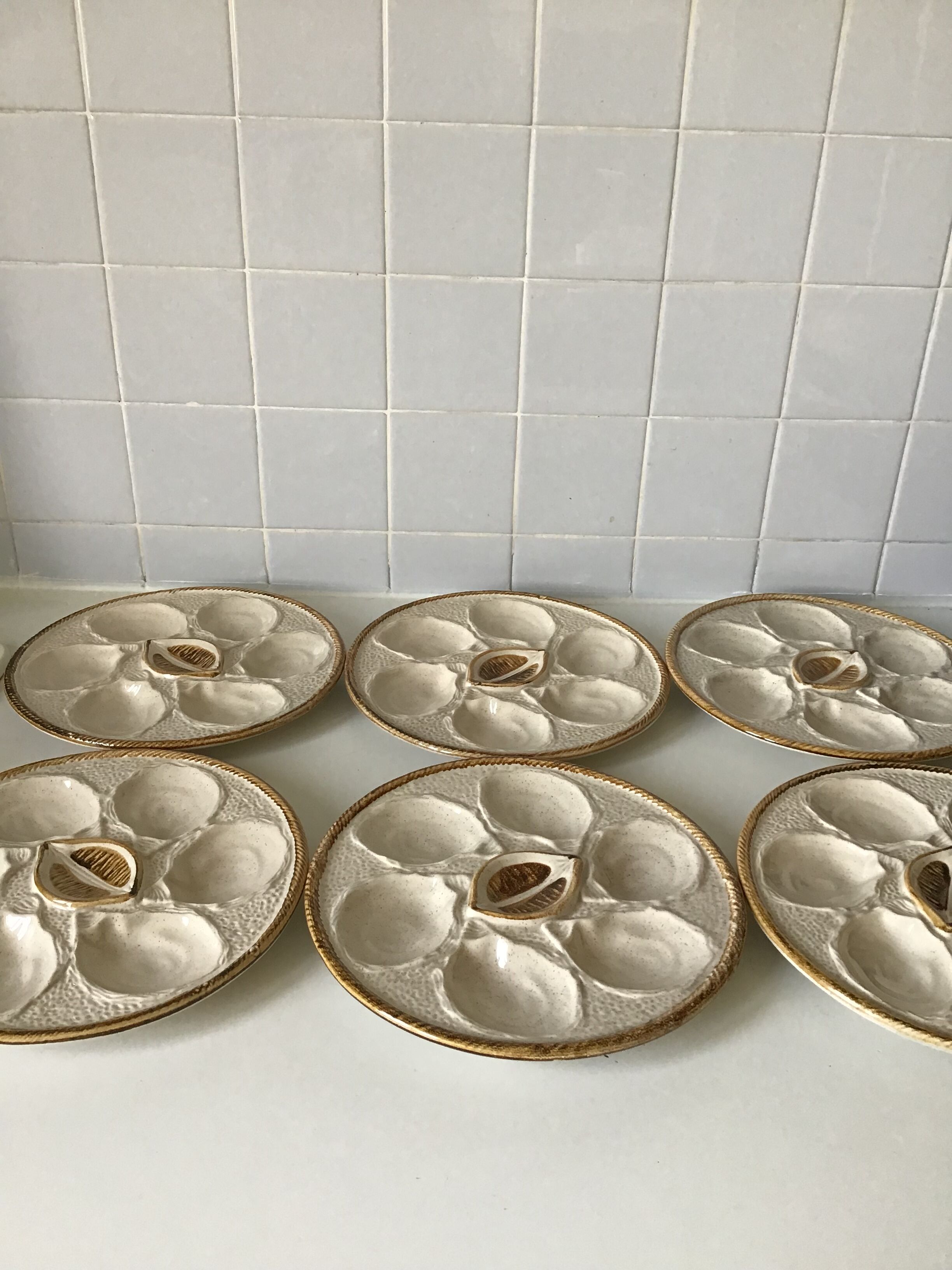 6 assiettes dans leur boîte en bois à huître de la manufacture française st Clement