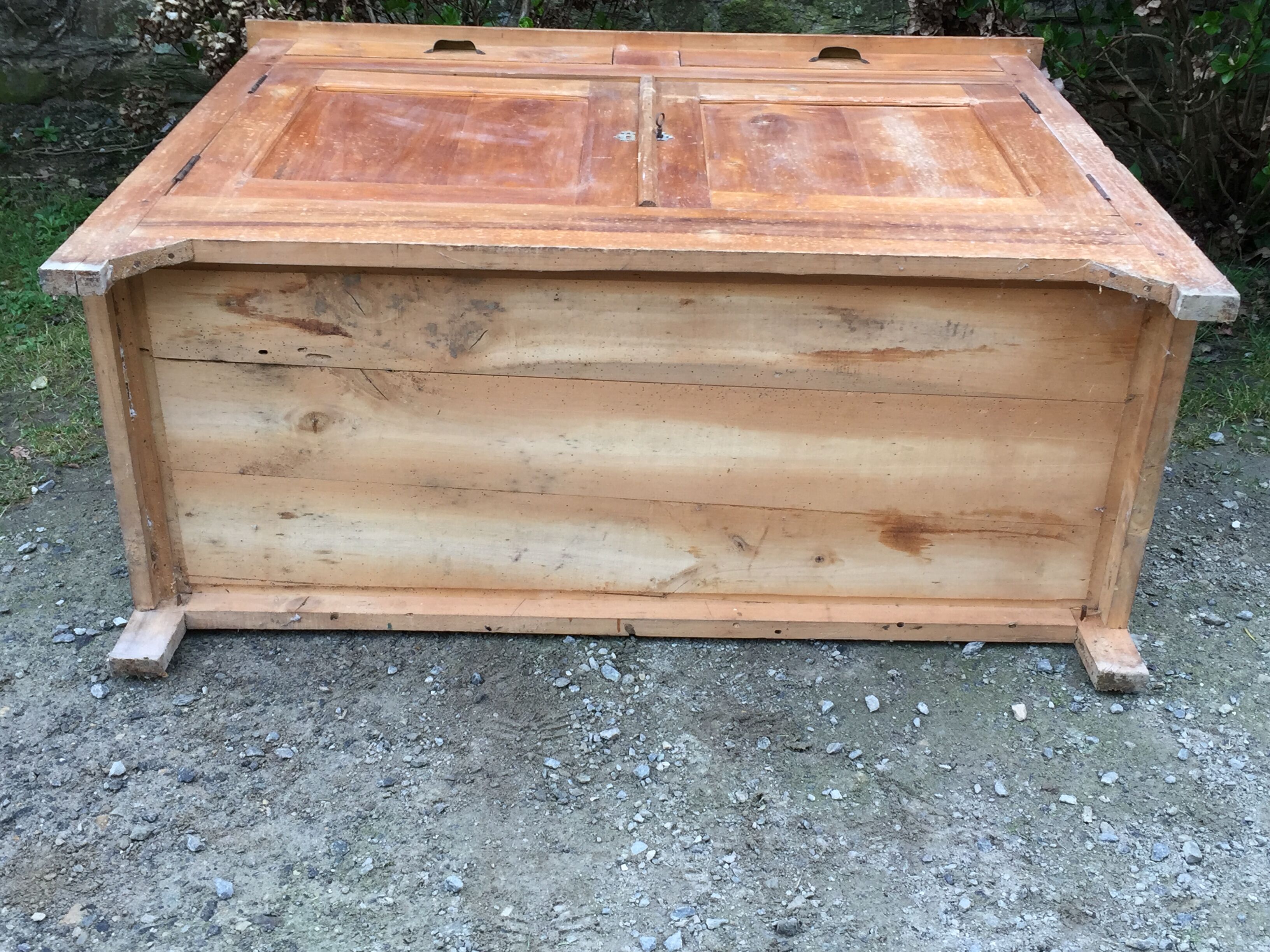 Buffet vintage parisien en bois de peuplier à 2 portes et 2 tiroirs.