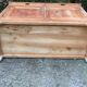 Buffet vintage parisien en bois de peuplier à 2 portes et 2 tiroirs.