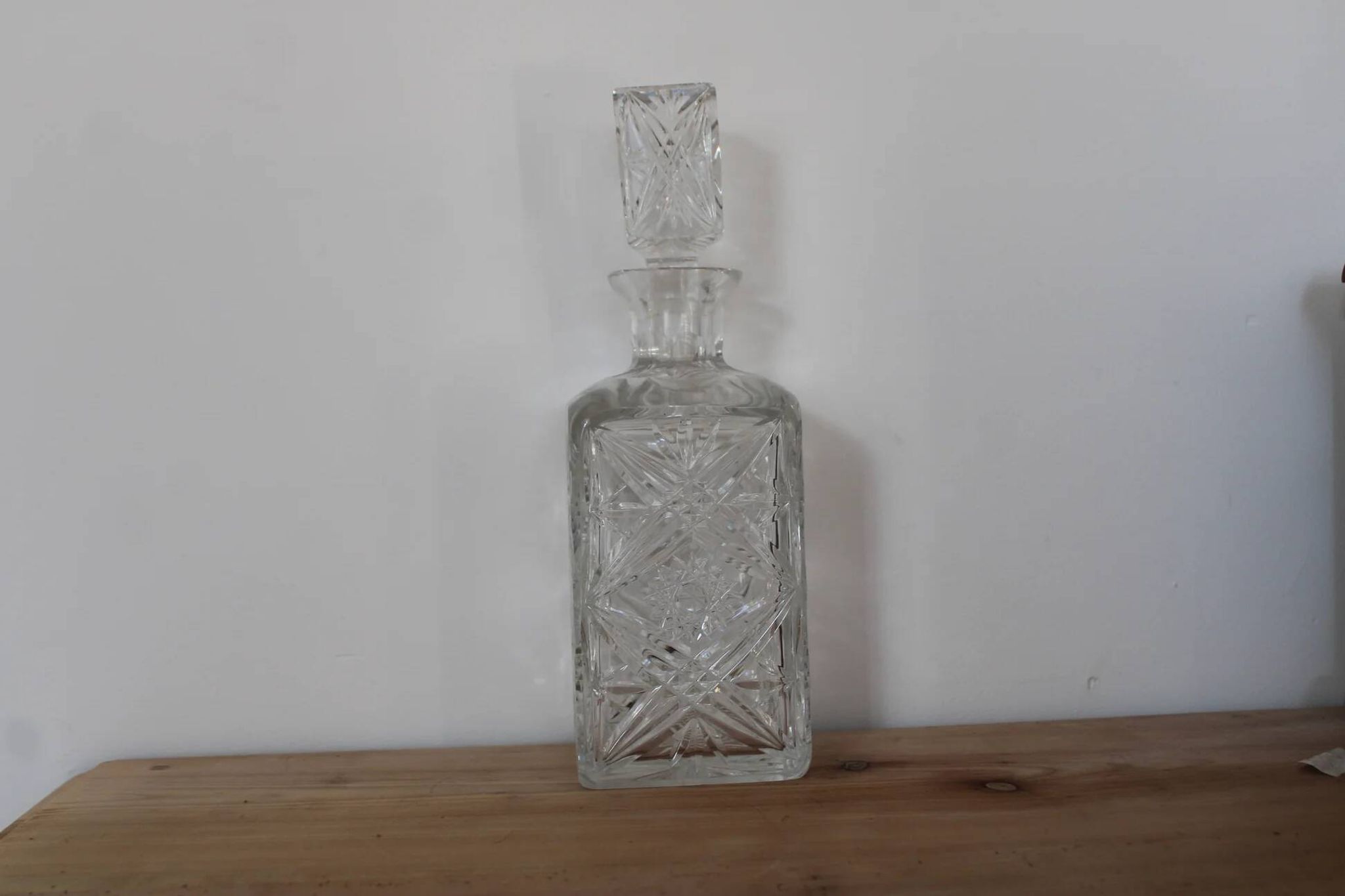 Carafe ancienne en verre taillé probablement en cristal – Motifs géométriques et bouchon assorti