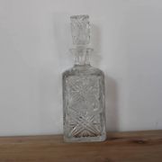 Carafe ancienne en verre taillé probablement en cristal – Motifs géométriques et bouchon assorti