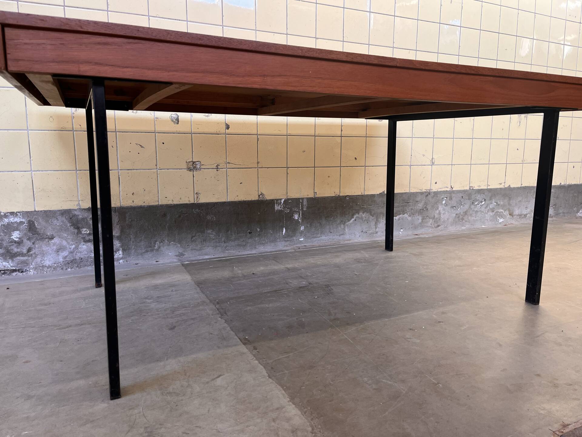 Extendable dining table by Pierre Guariche for Meurop