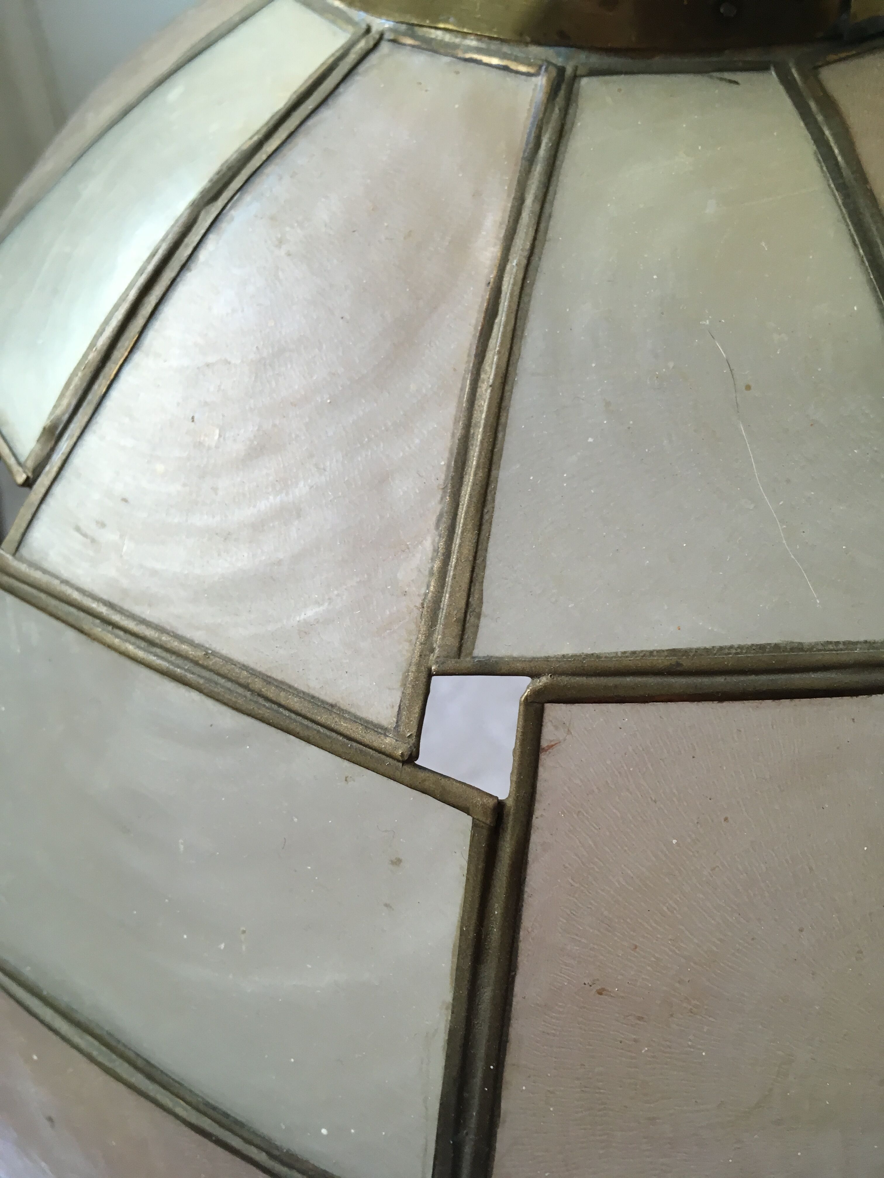 Mother-of-pearl and brass suspension with its collar