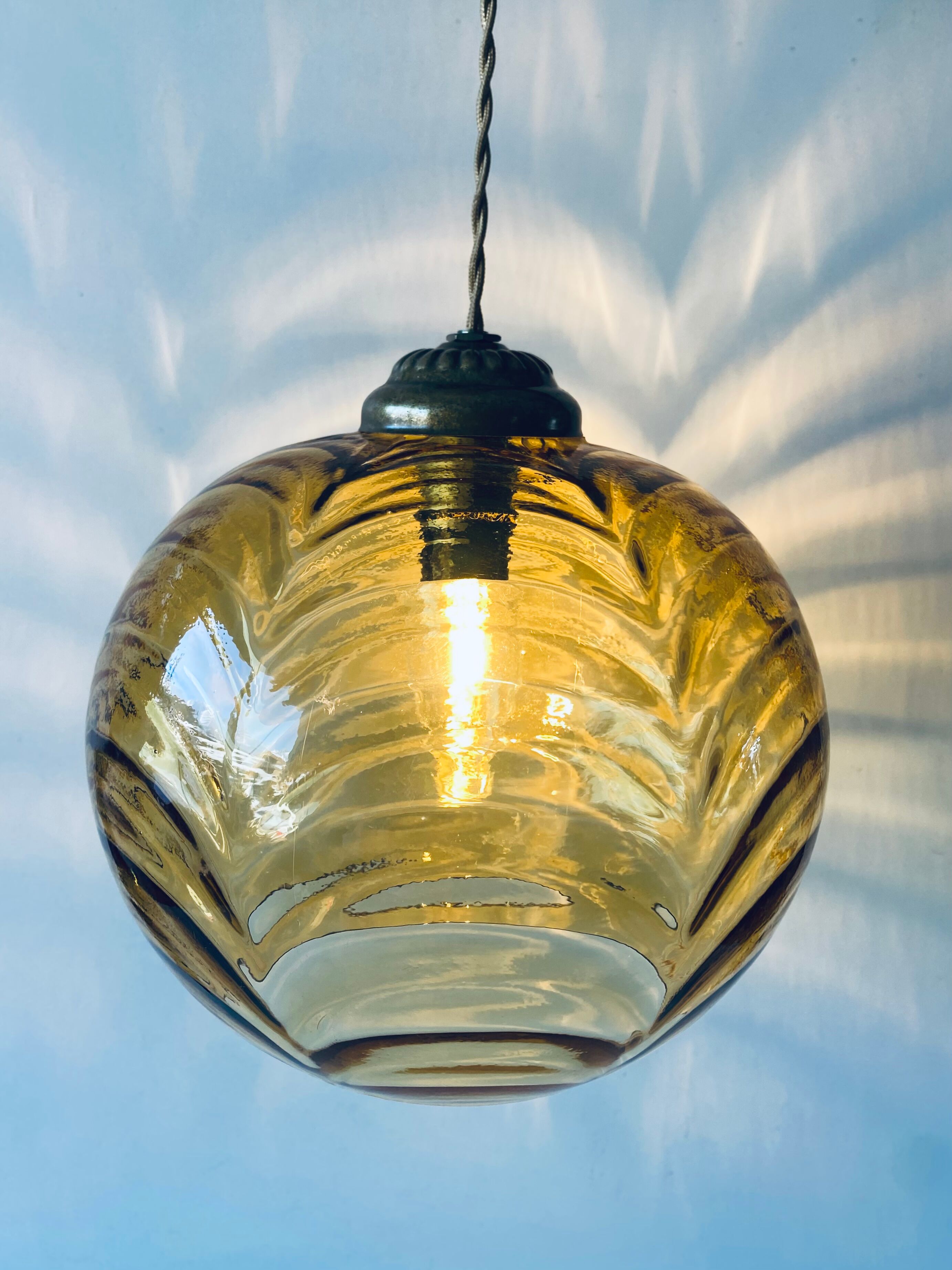 Amber glass ball suspension