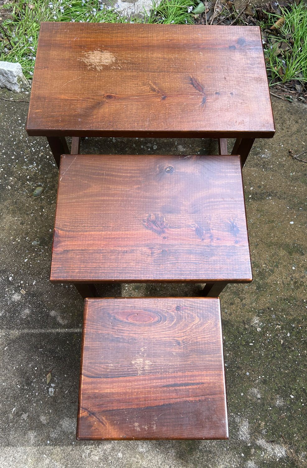 Set of 3 nesting coffee tables in oak.