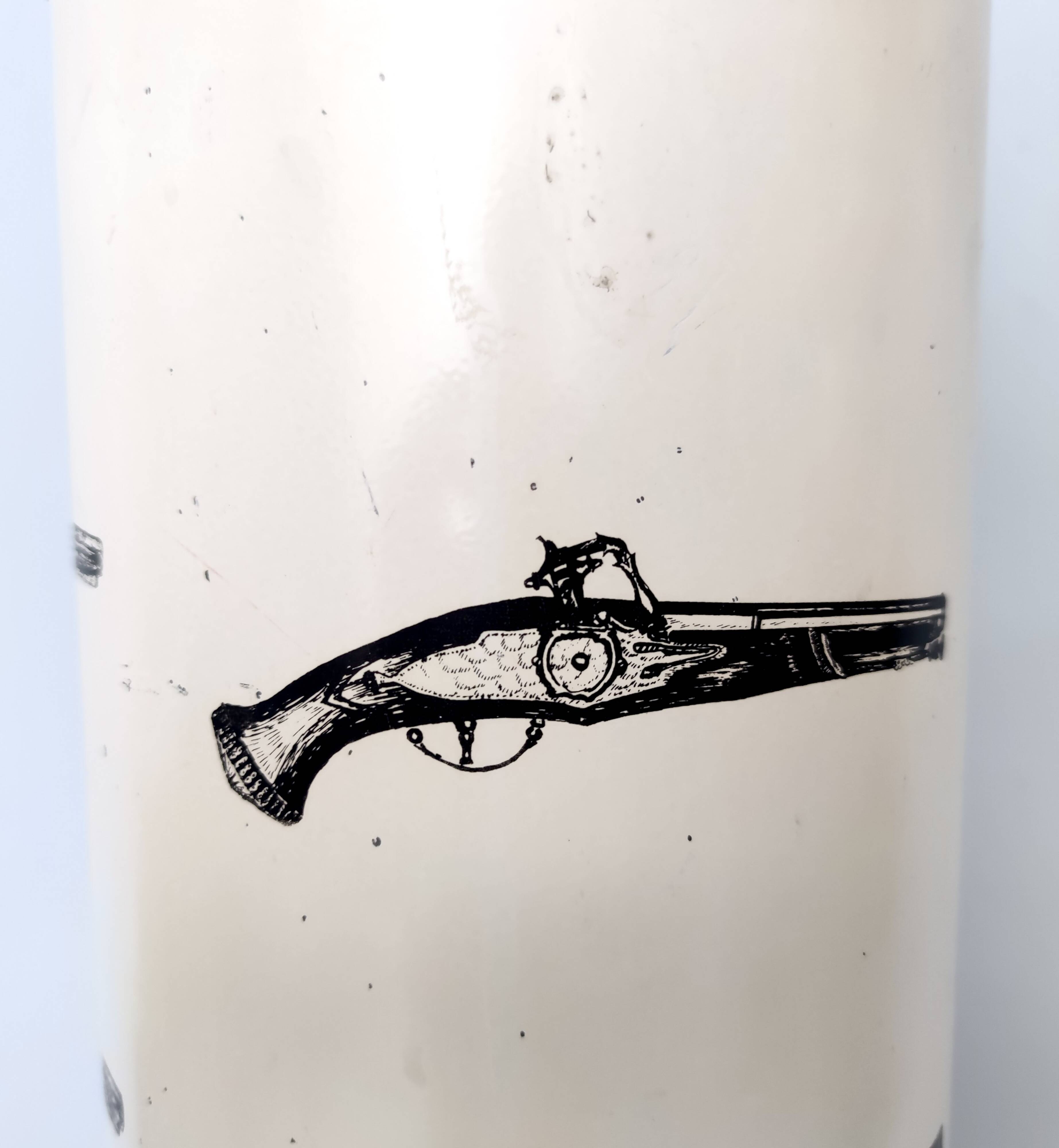 Porte-parapluie en métal verni beige et laiton Attr. à Fornasetti