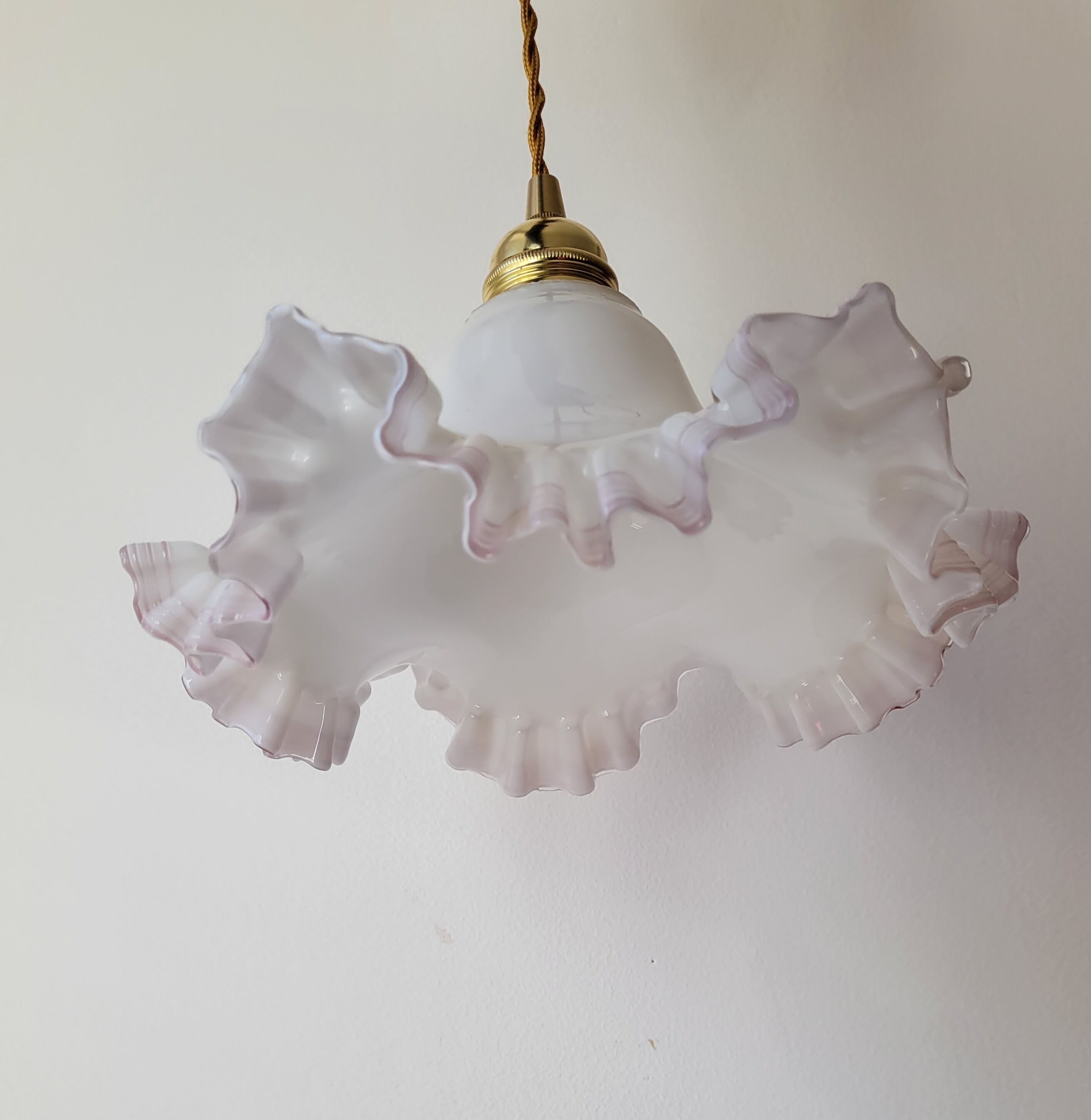 White and pink opaline suspension