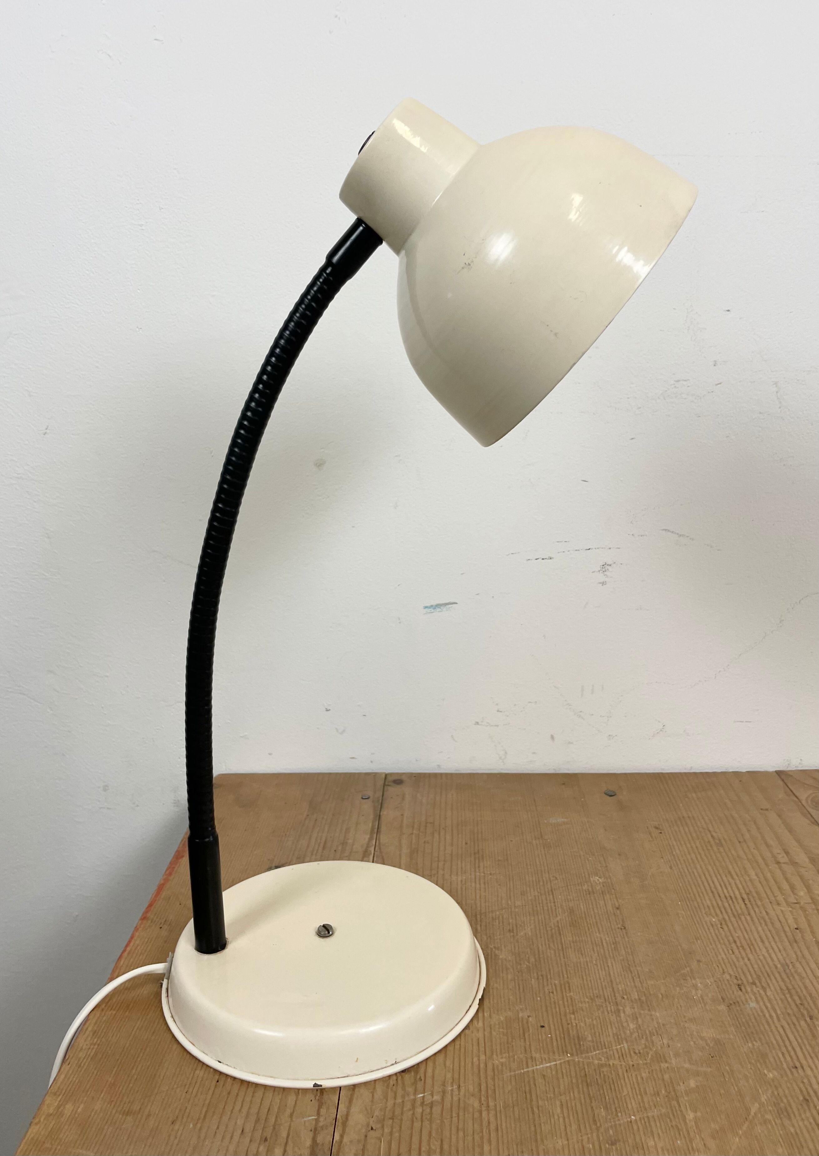 Beige industrial gooseneck table lamp, 1960s
