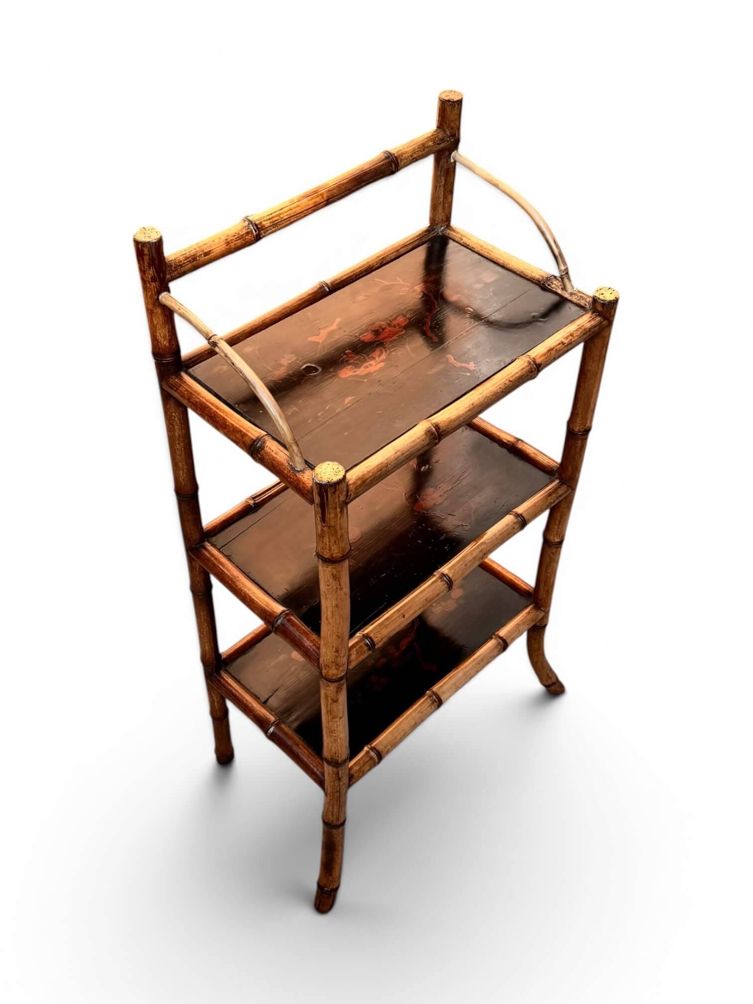 Étagère sur pied en laque du Japon et bambou, époque 1900