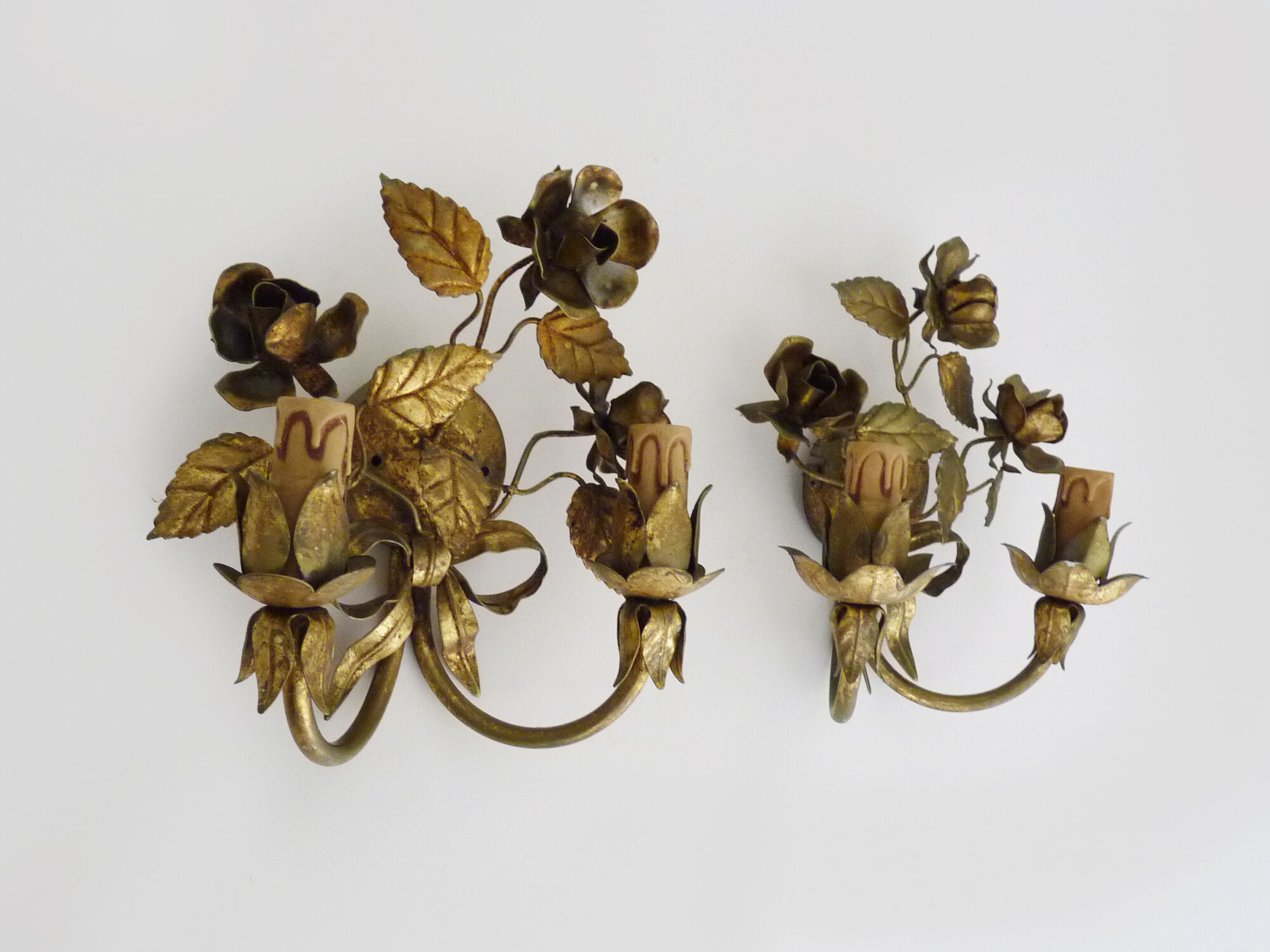 Pair of gilded metal sconces decorated with flowers and foliage. Year 60