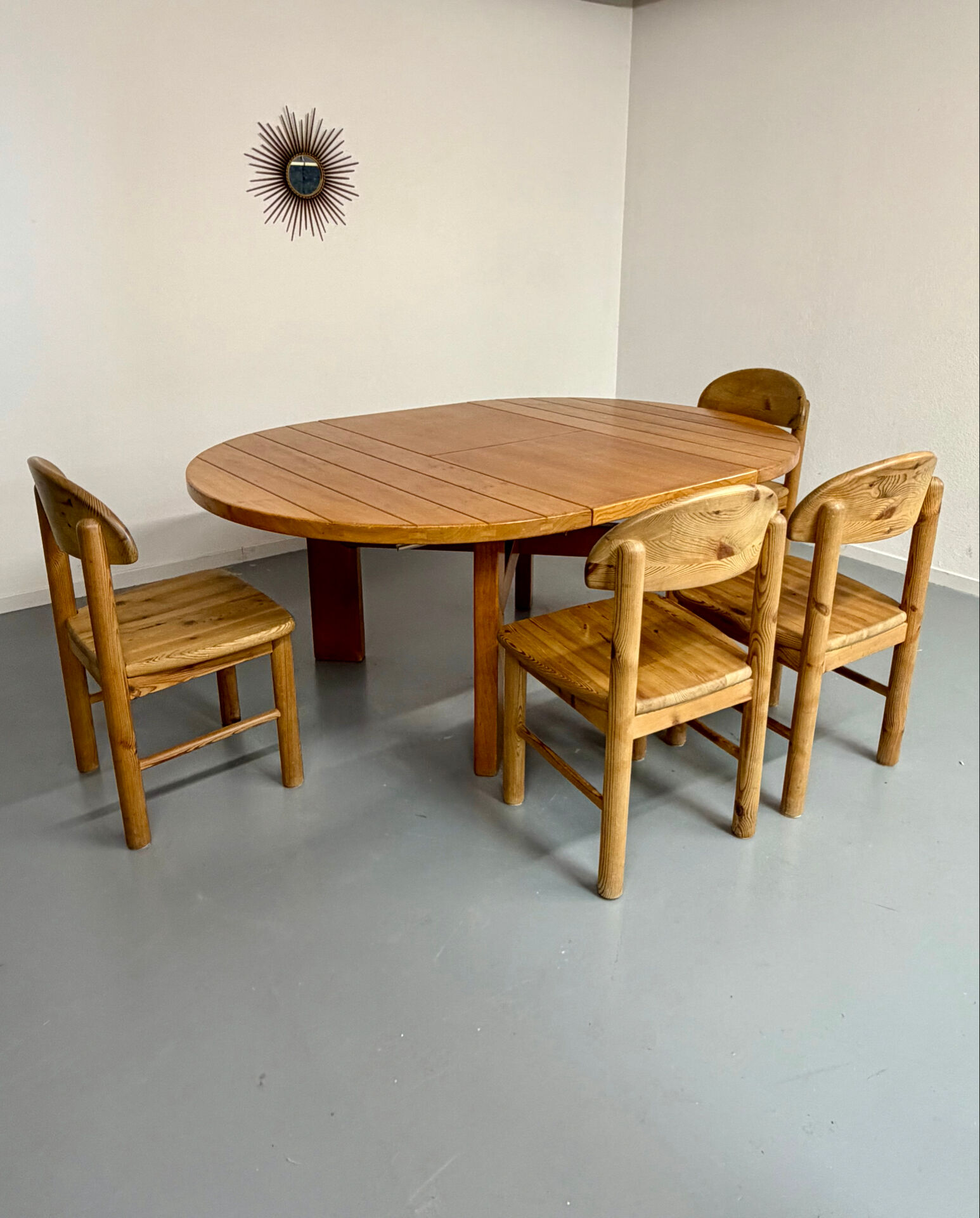 Extendable round table Maison Regain in solid elm, 1970s design.