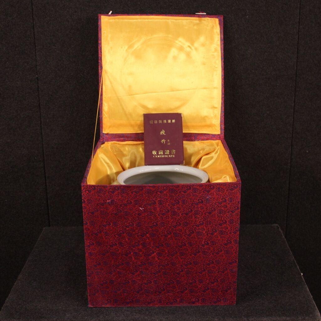 Chinese vase in painted ceramic with flowers and animals