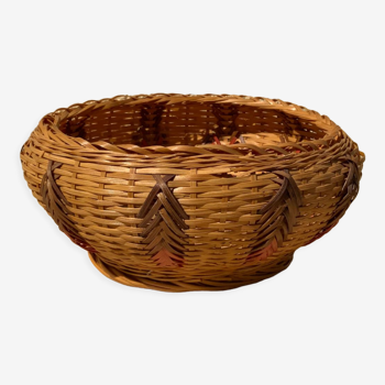 Braided wicker basket with vintage pattern