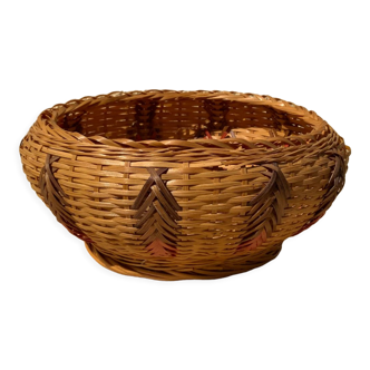 Braided wicker basket with vintage pattern