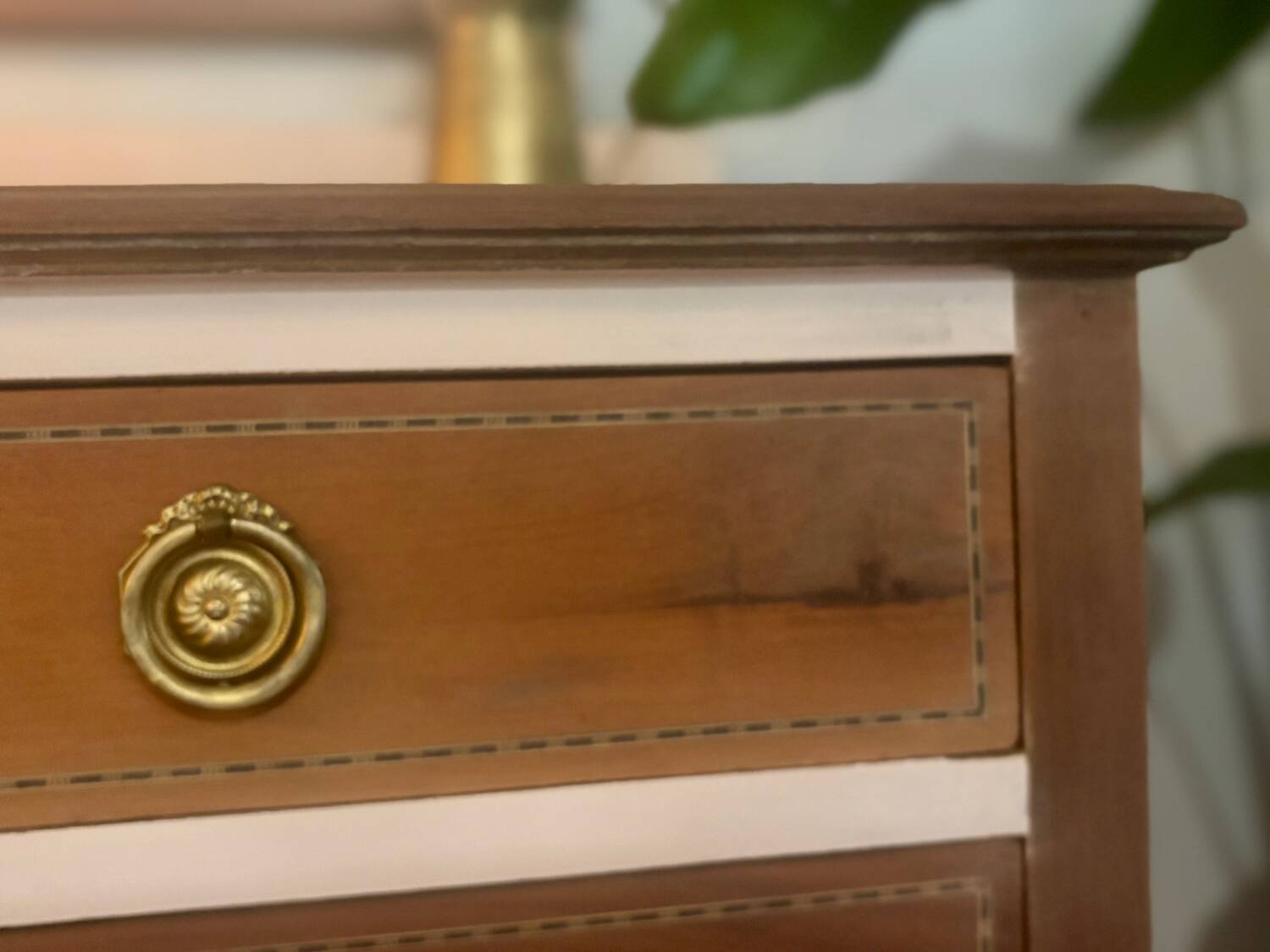 Commode ancienne française en merisier avec miroir – restaurée et peinte