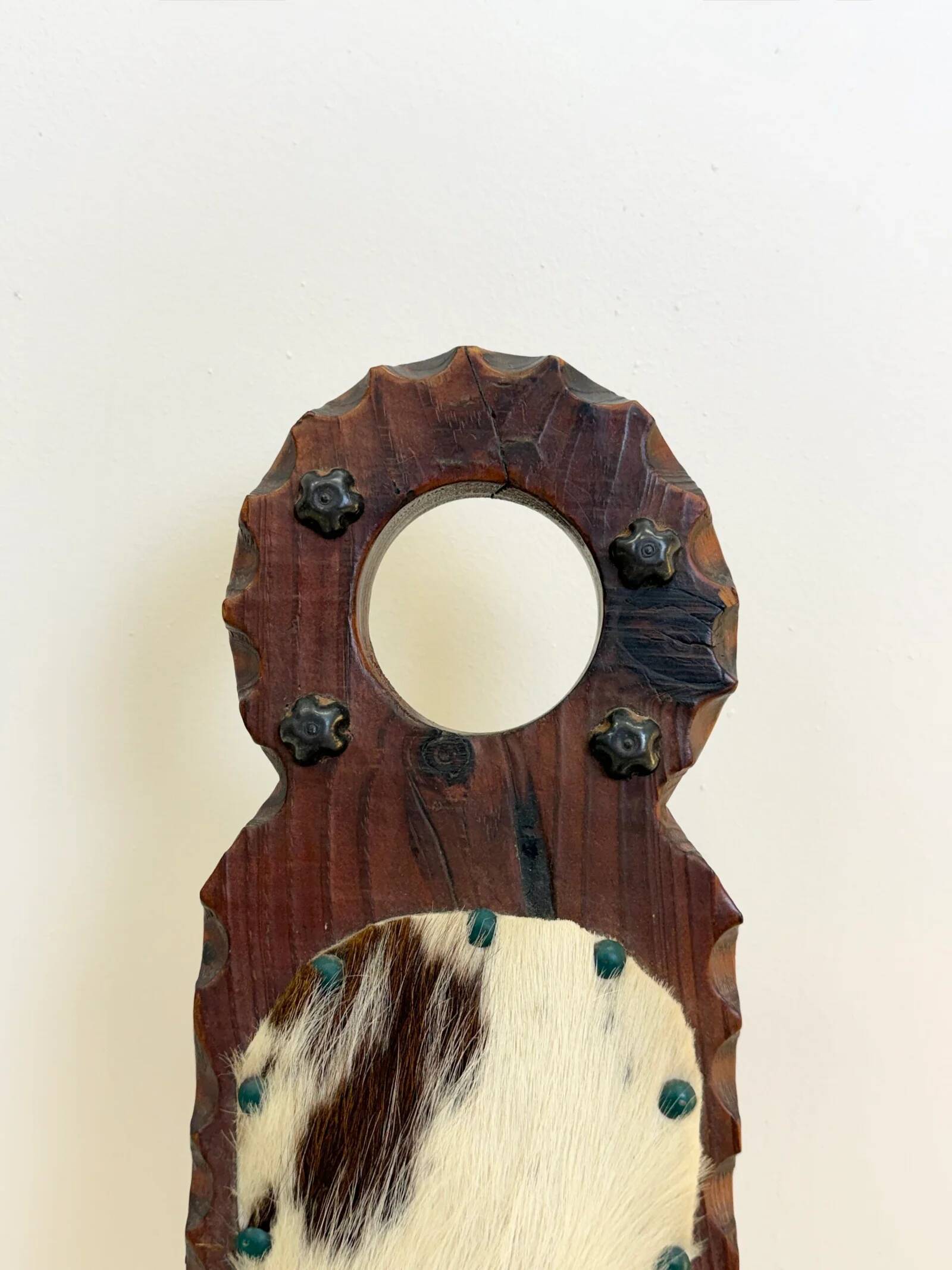 Chaise sculptée en bois et peau — 1950–1970