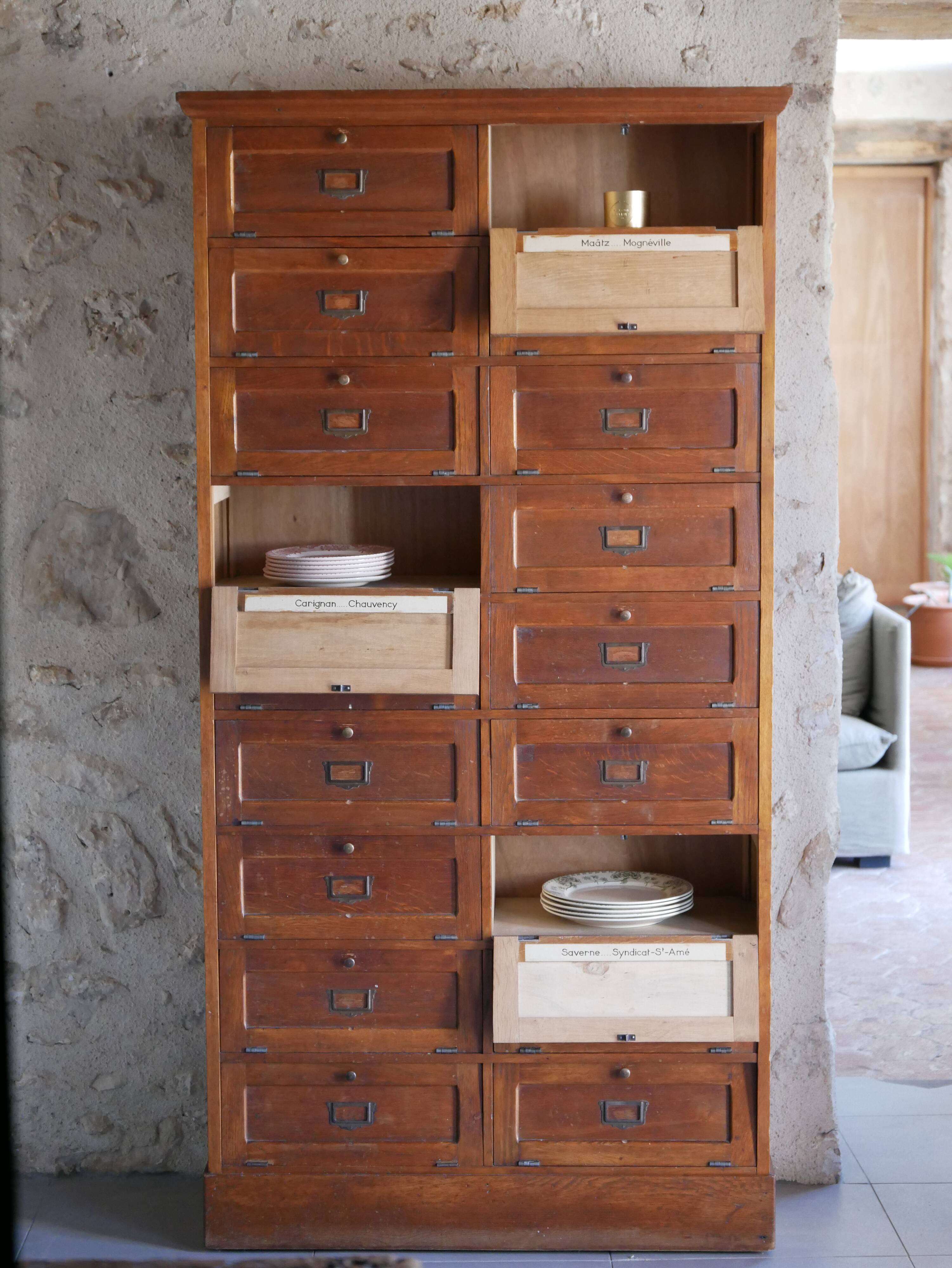 Notary's furniture with clamshells