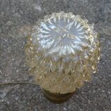 Lampe à poser avec globe en verre ciselé.