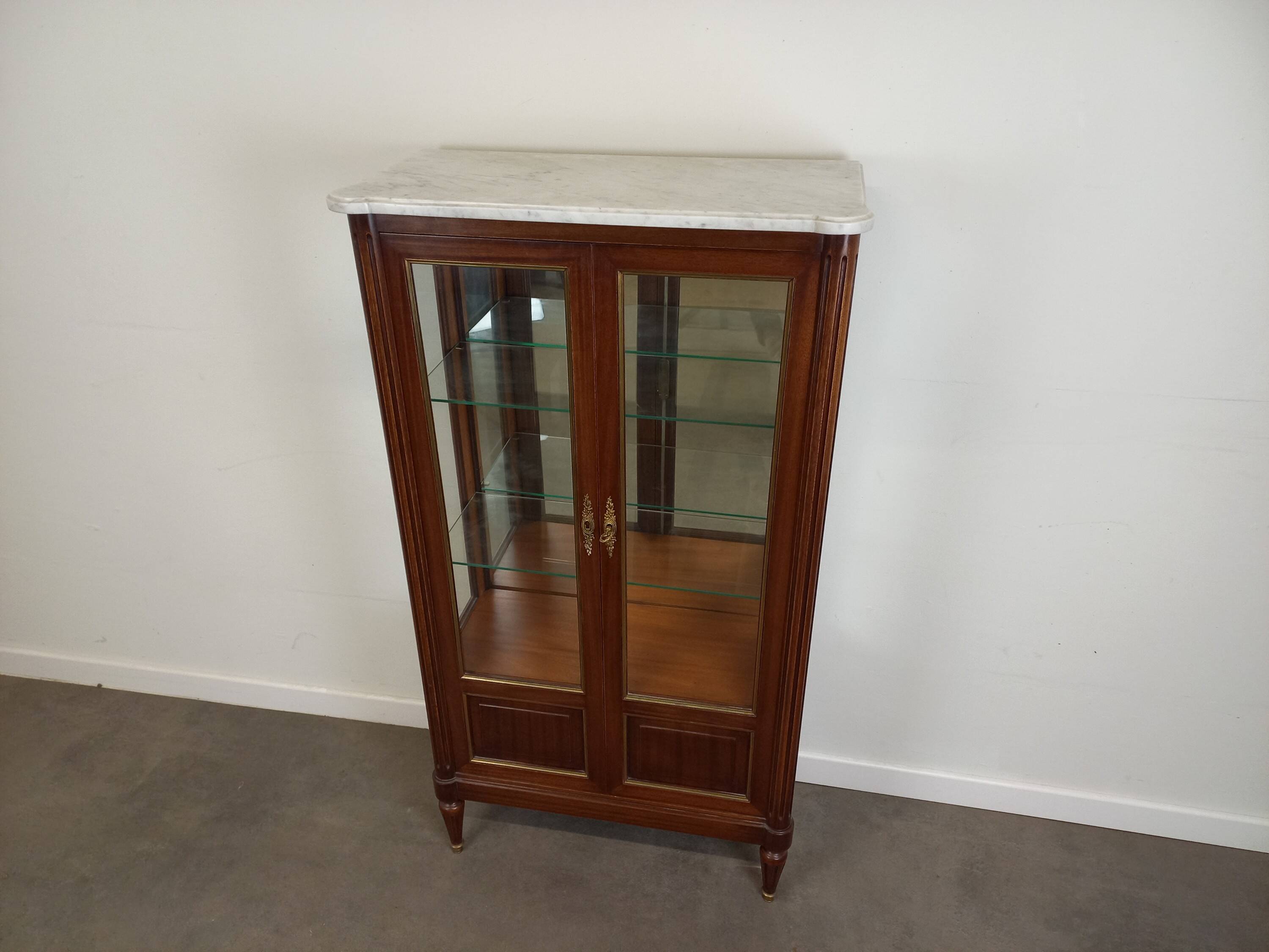 Vitrine de style Louis XVI